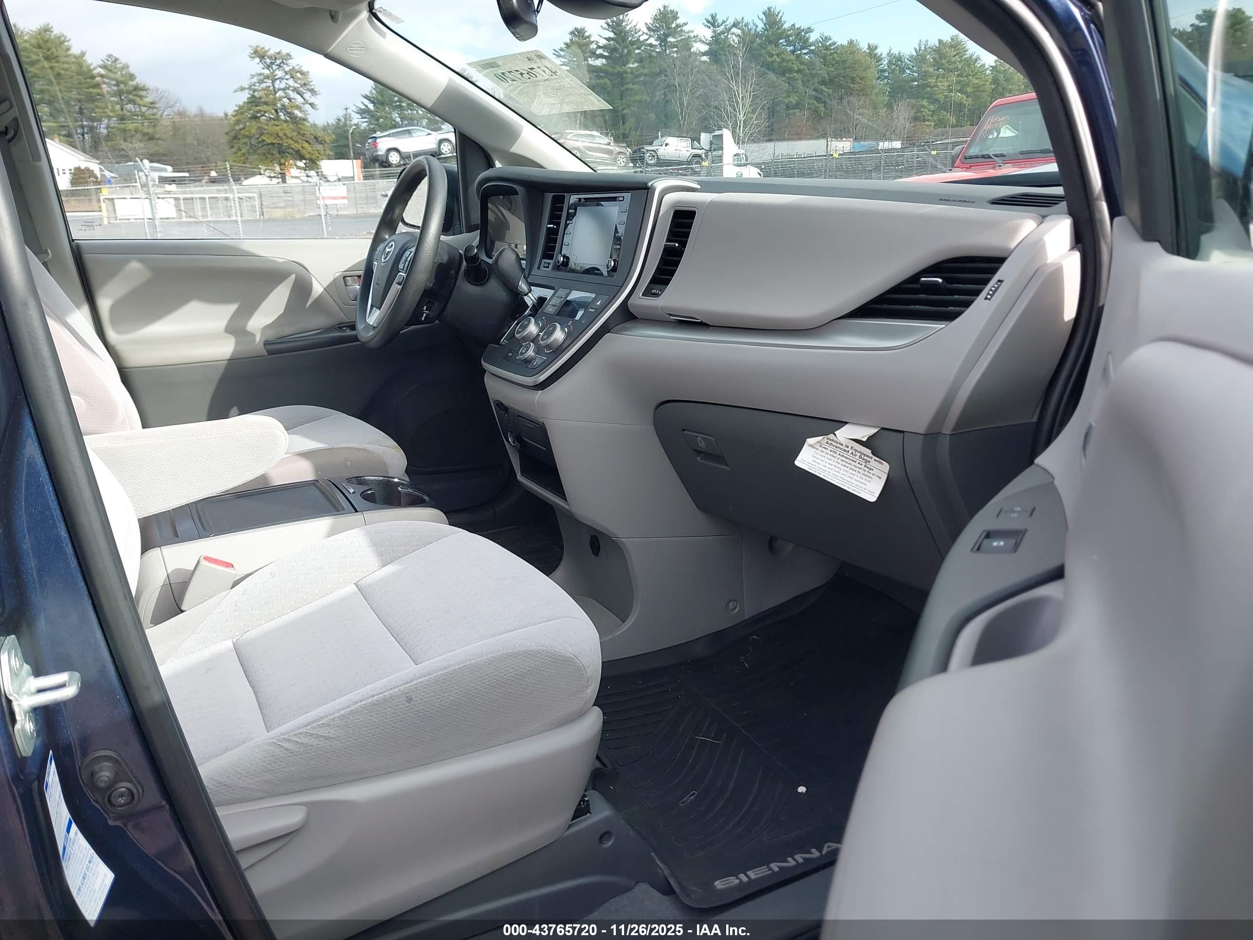 TOYOTA SIENNA image 5