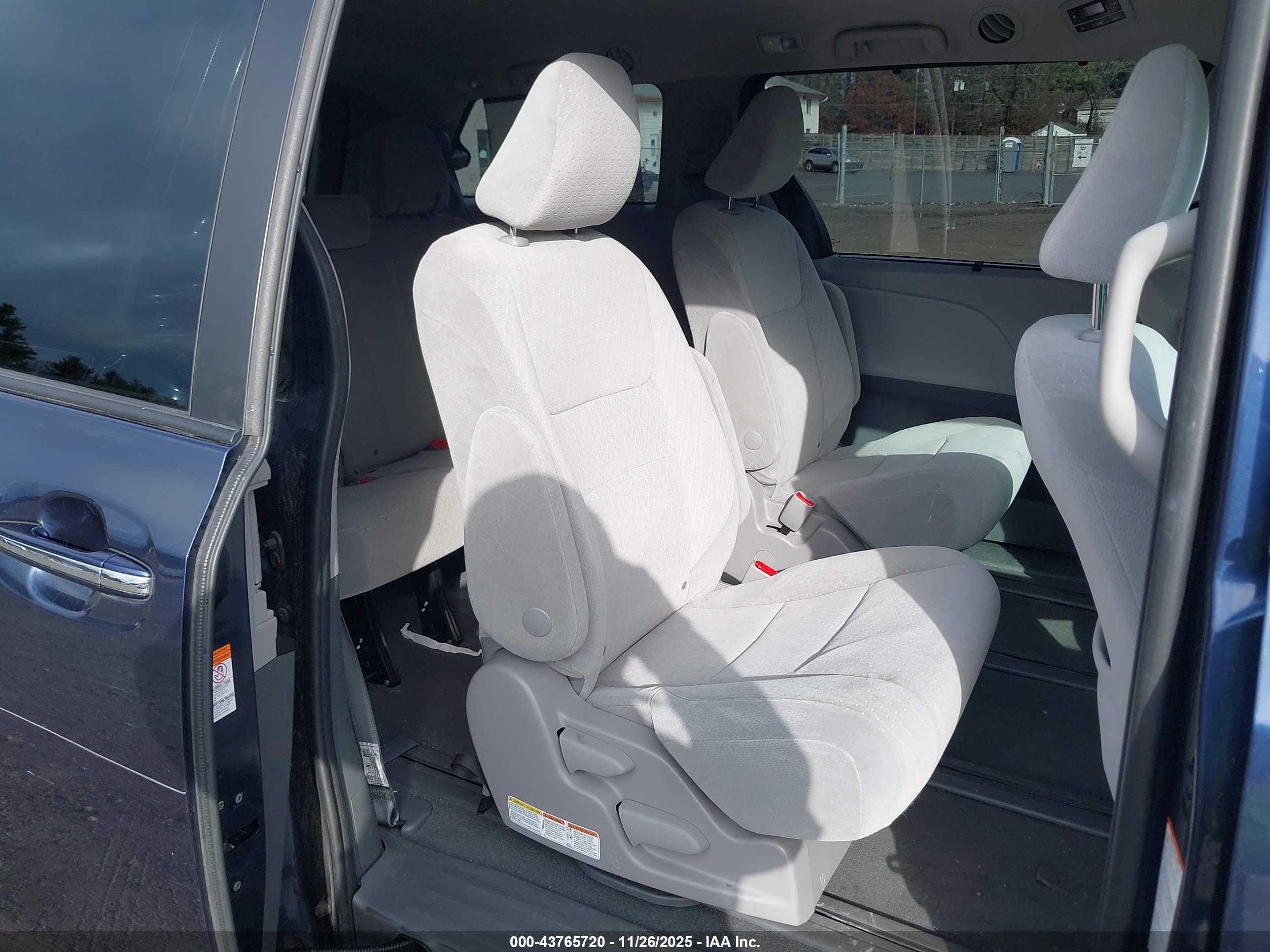 TOYOTA SIENNA image 8