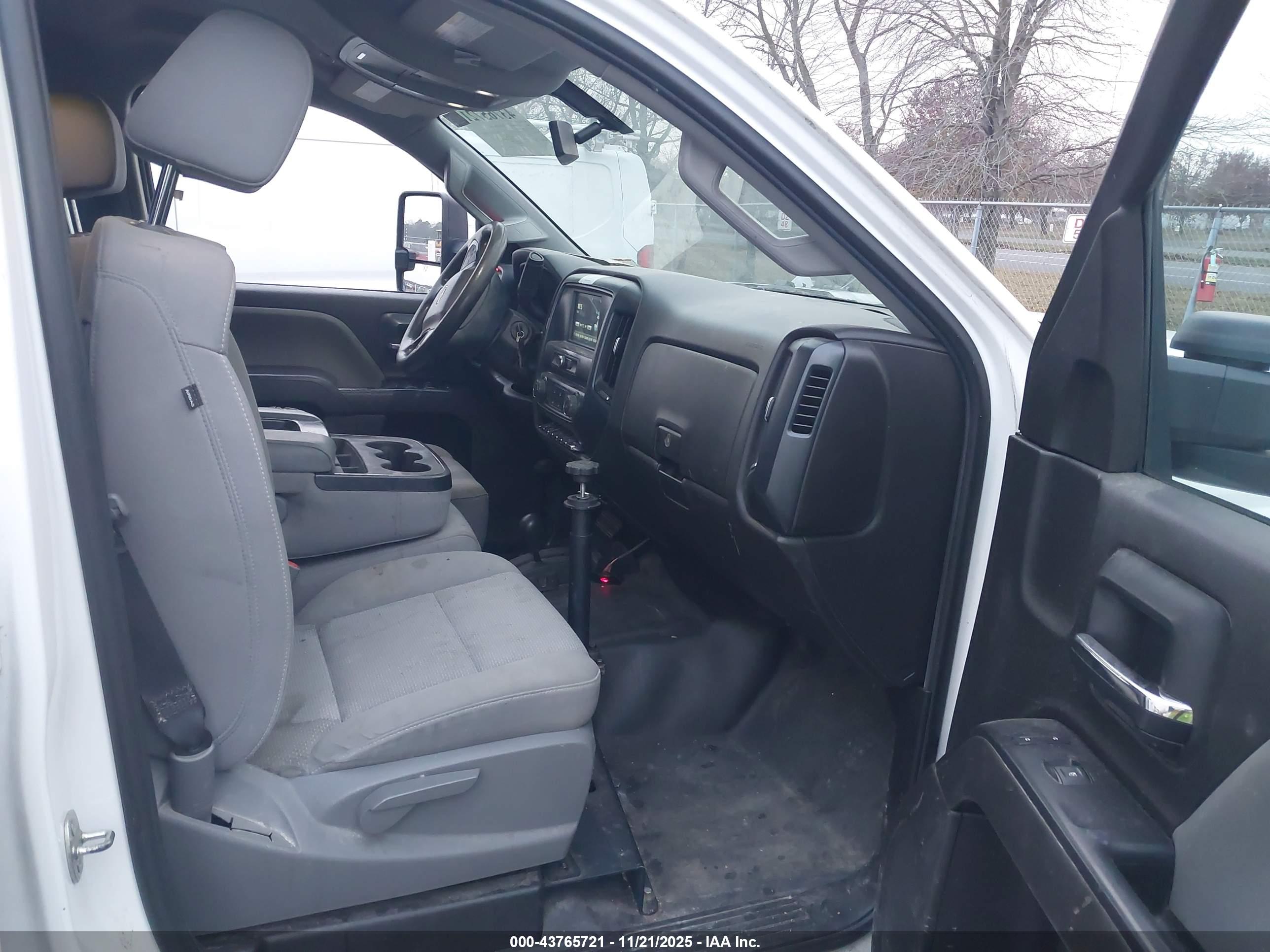 CHEVROLET SILVERADO image 5