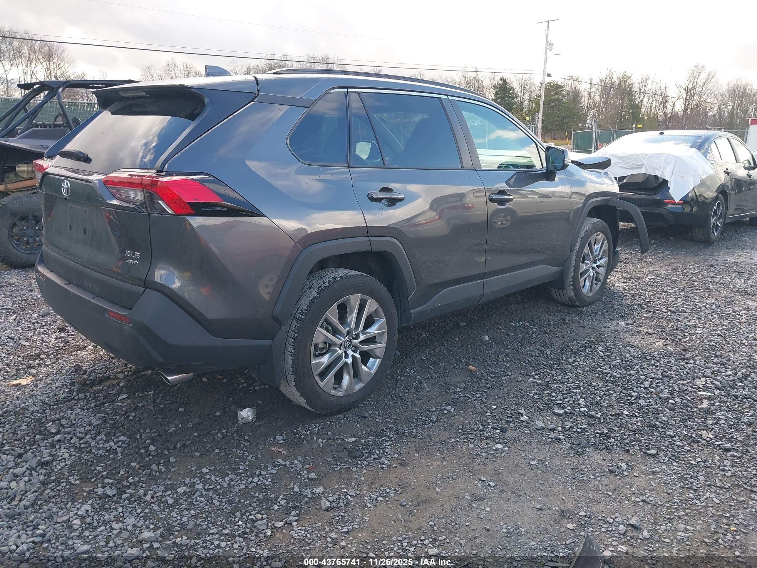 TOYOTA RAV4 image 4