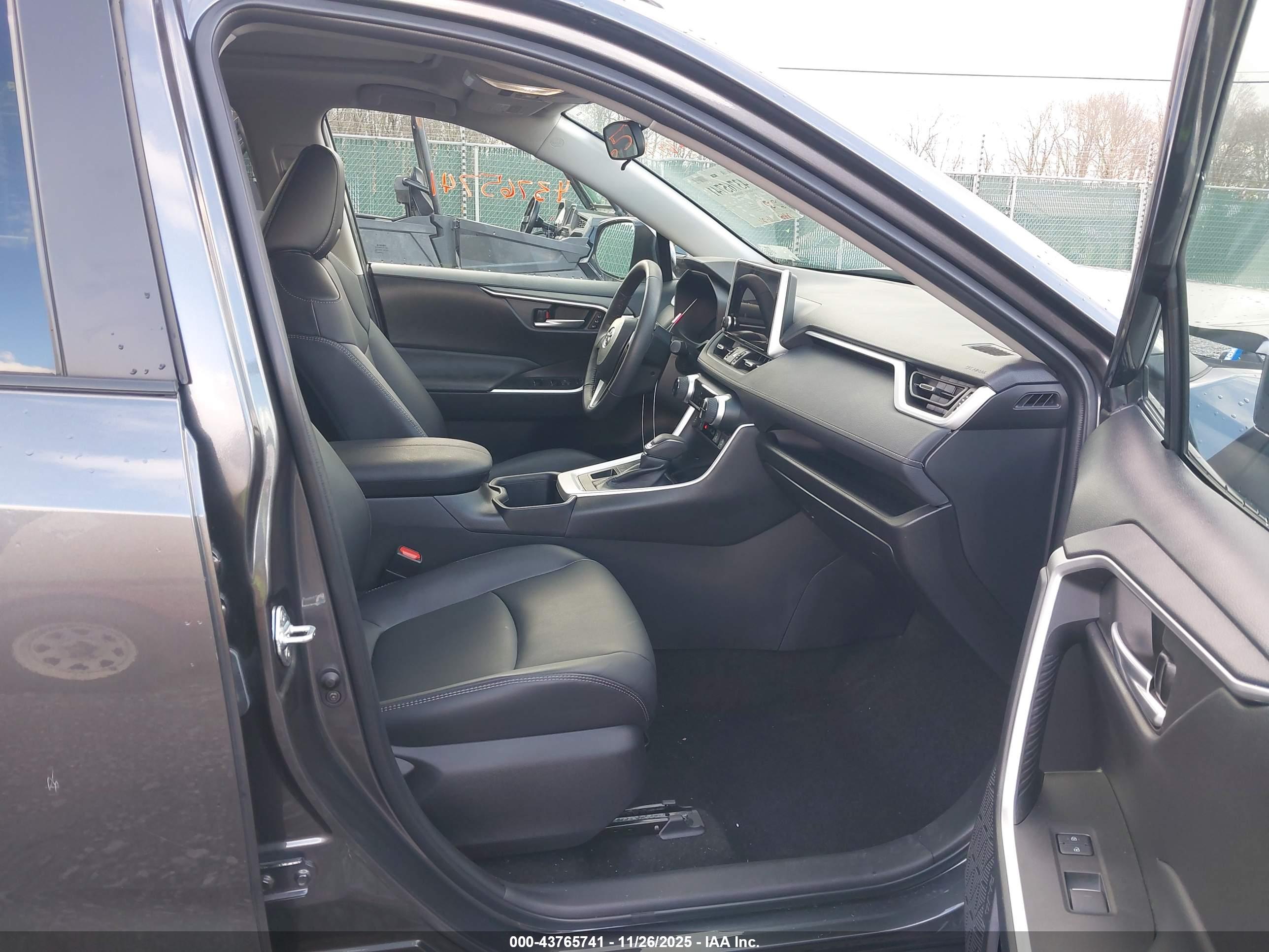 TOYOTA RAV4 image 5