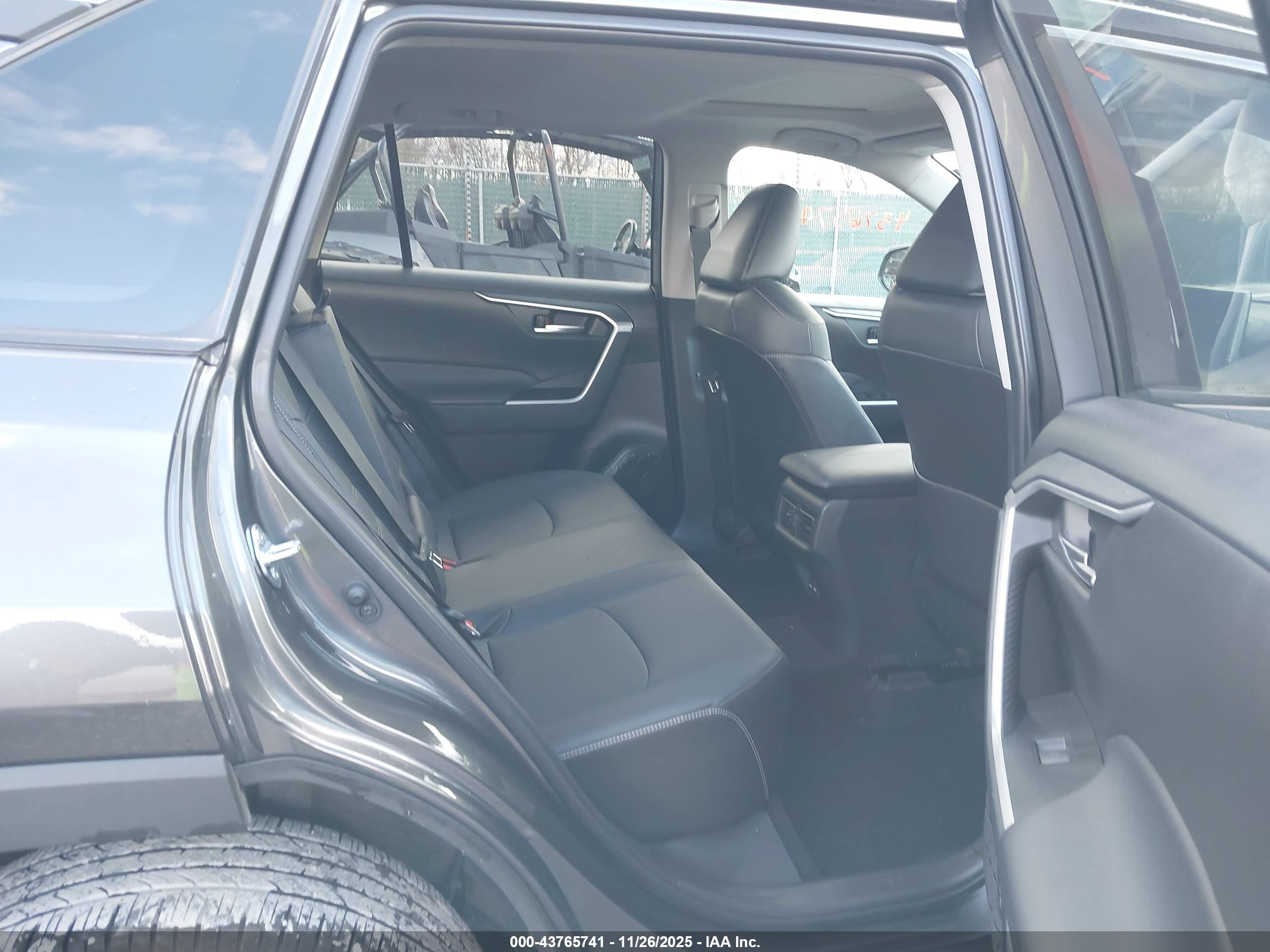 TOYOTA RAV4 image 8