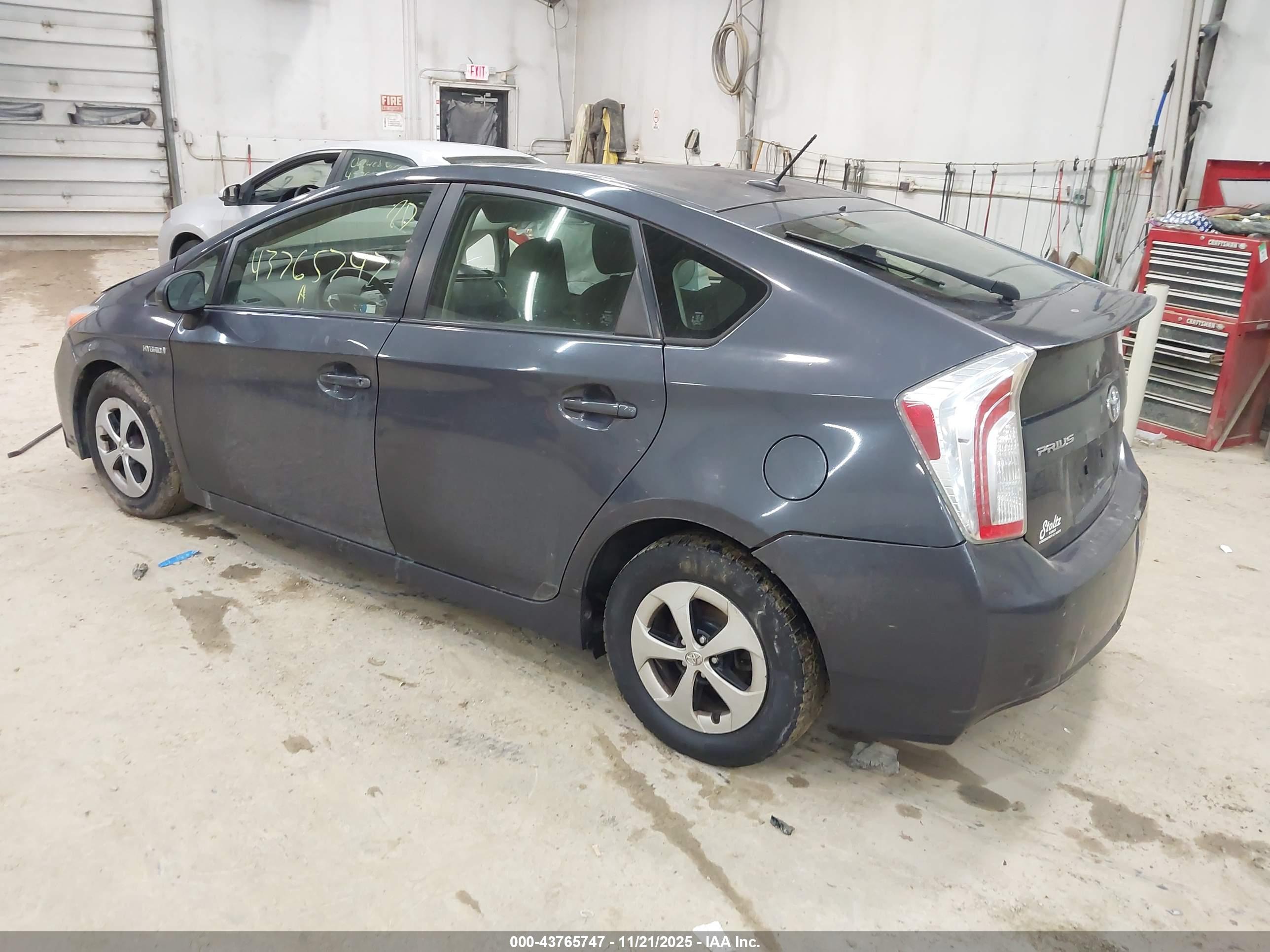 TOYOTA PRIUS image 3