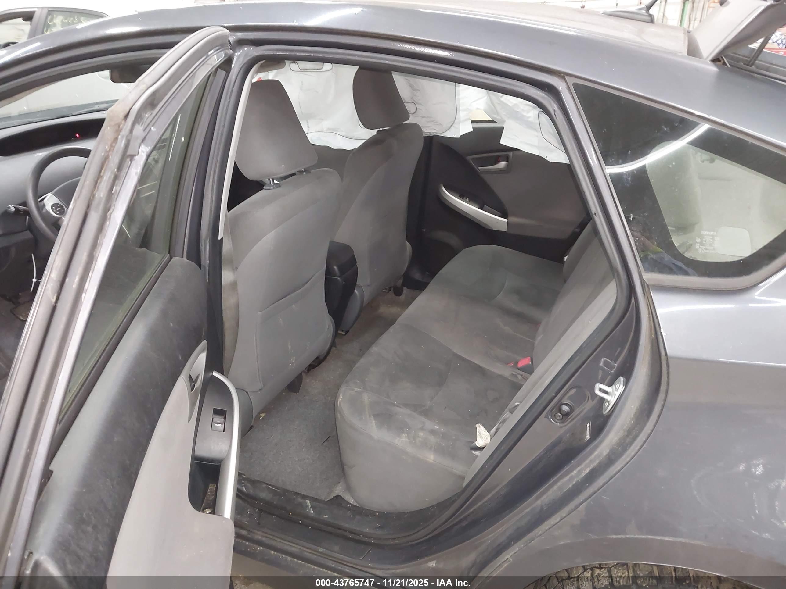 TOYOTA PRIUS image 8