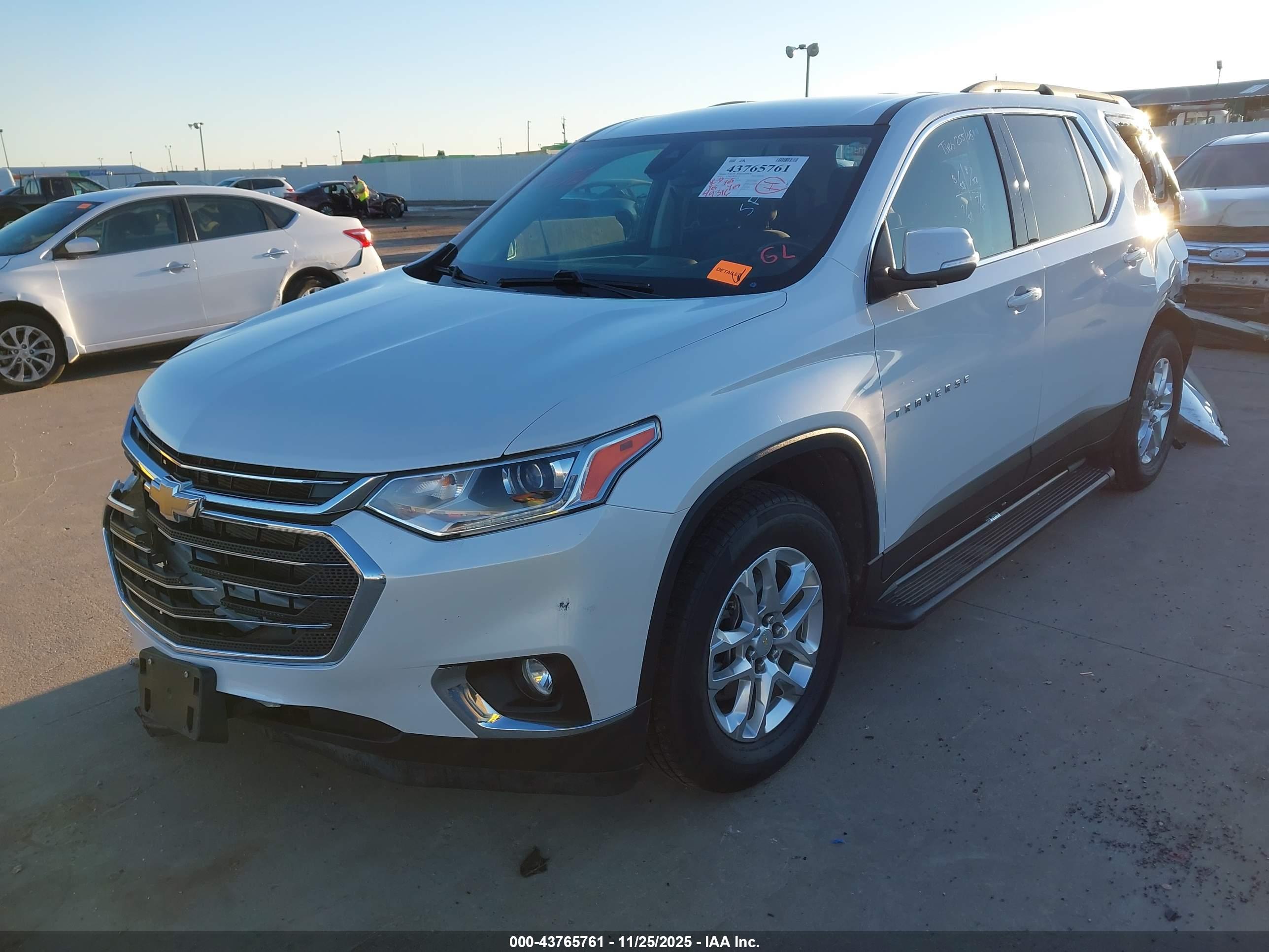 CHEVROLET TRAVERSE image 2