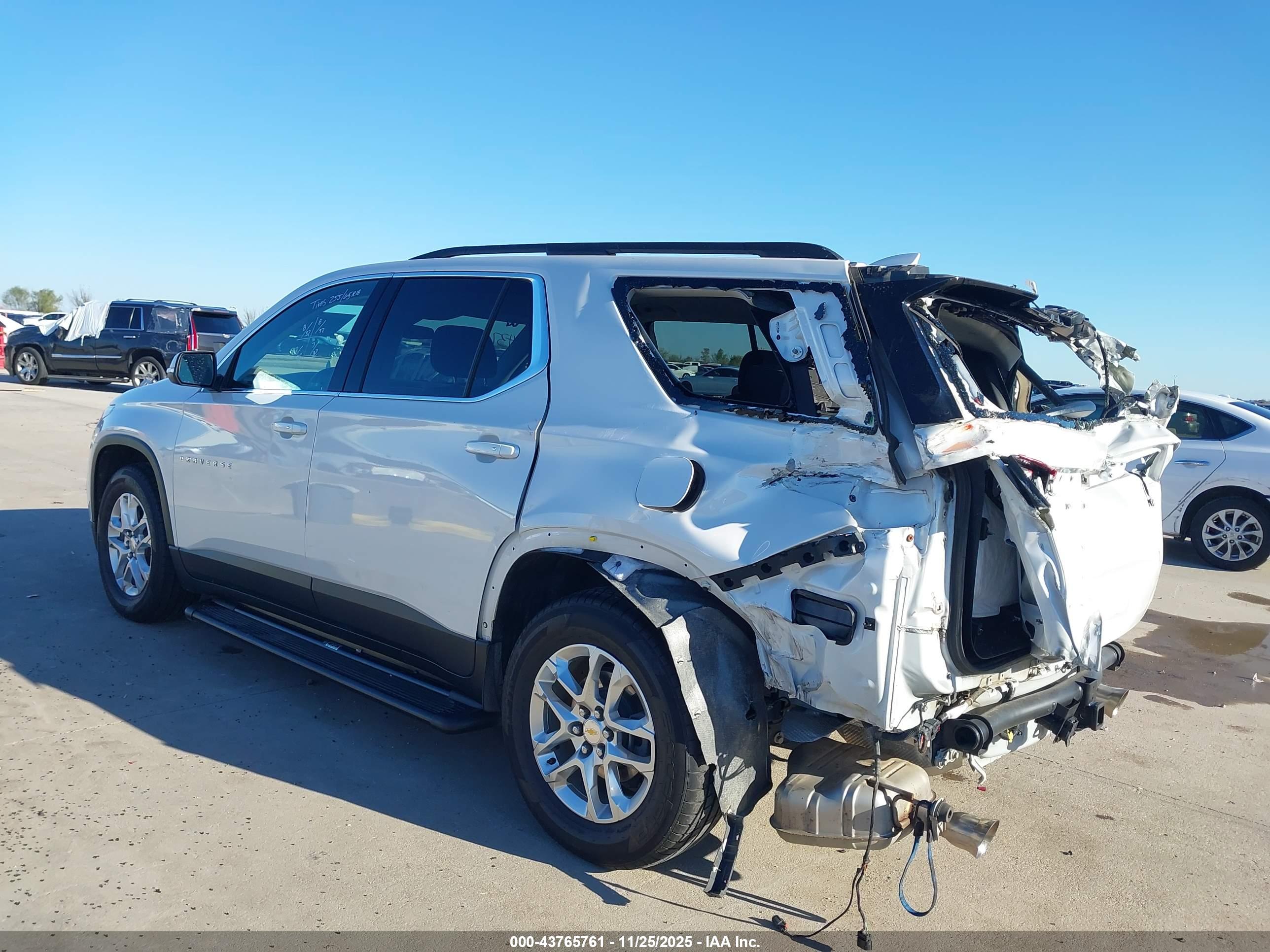 CHEVROLET TRAVERSE image 3