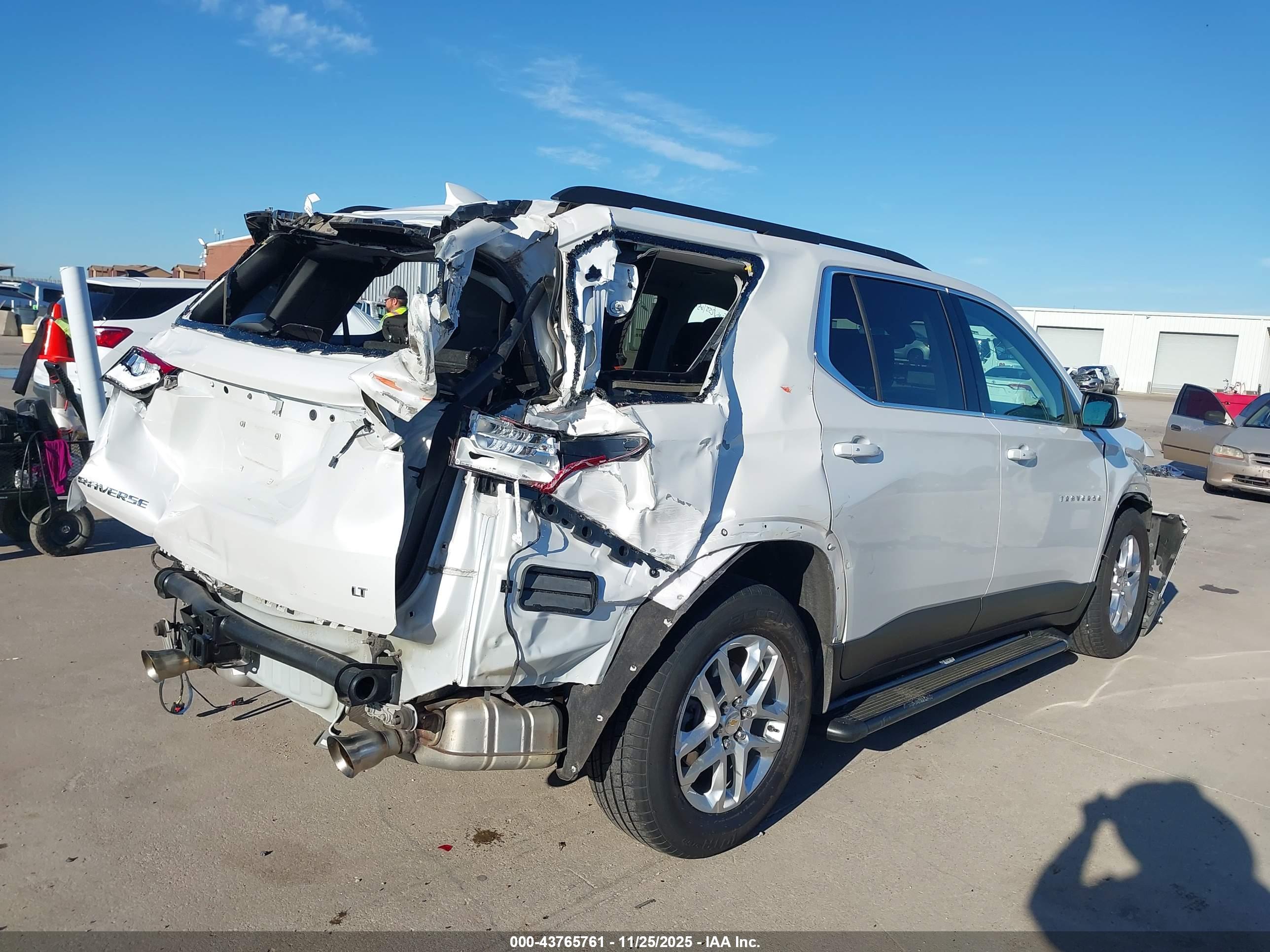 CHEVROLET TRAVERSE image 4