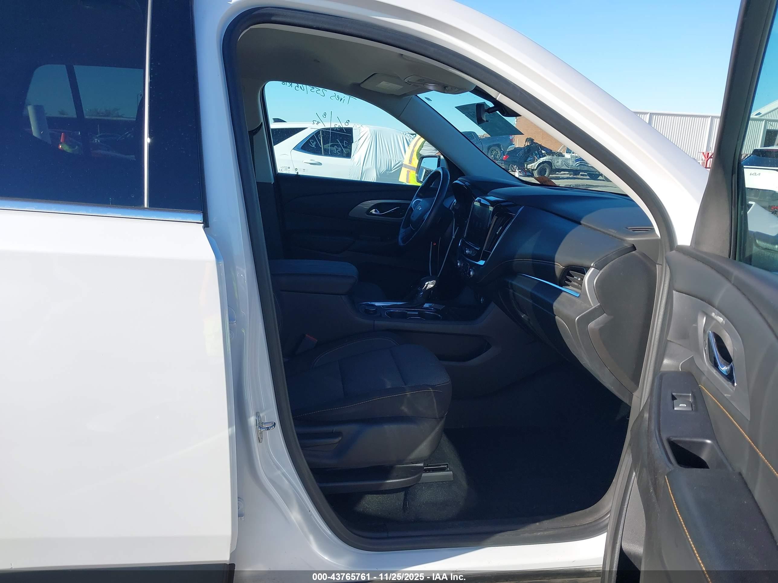 CHEVROLET TRAVERSE image 5