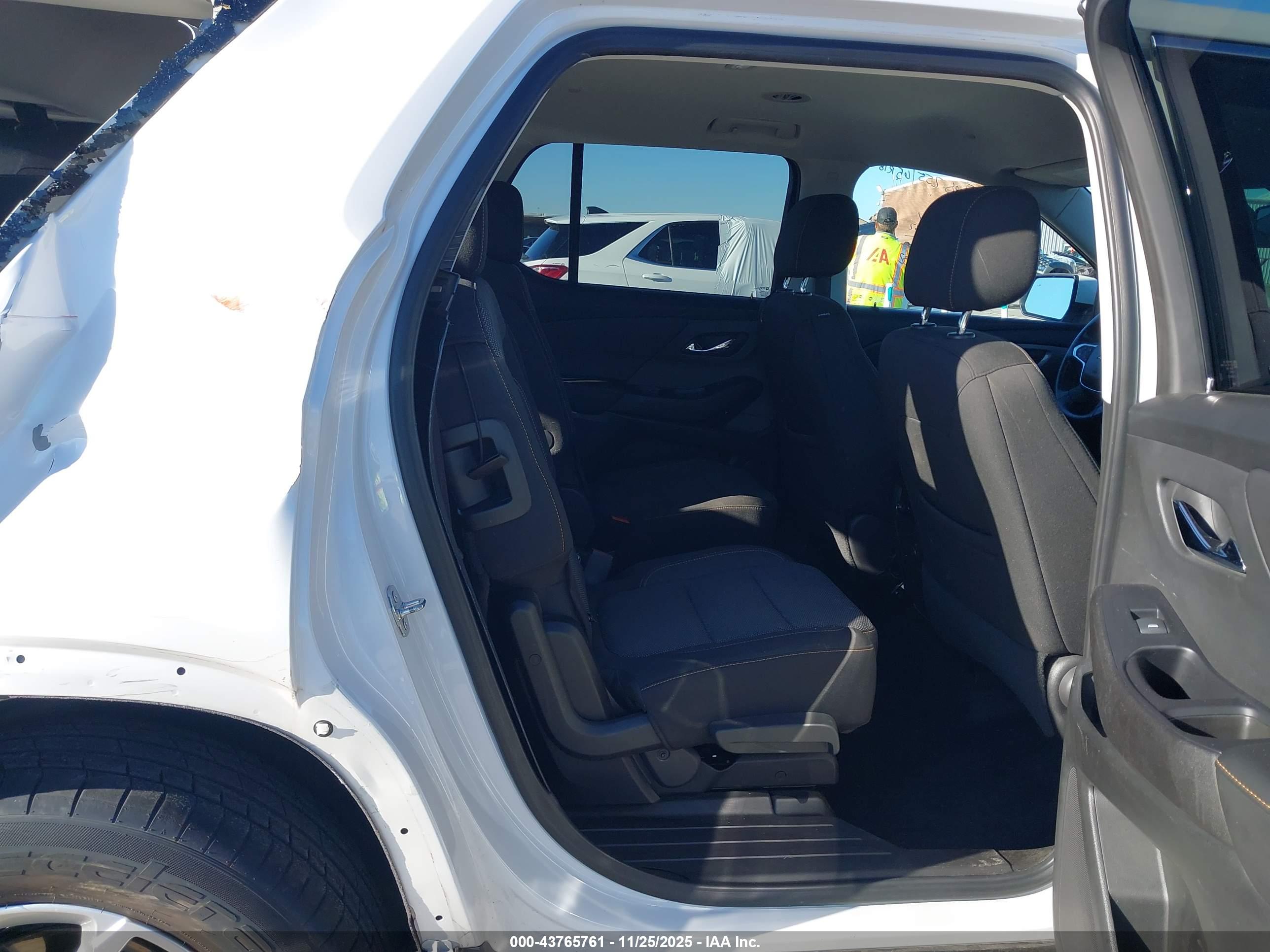 CHEVROLET TRAVERSE image 8