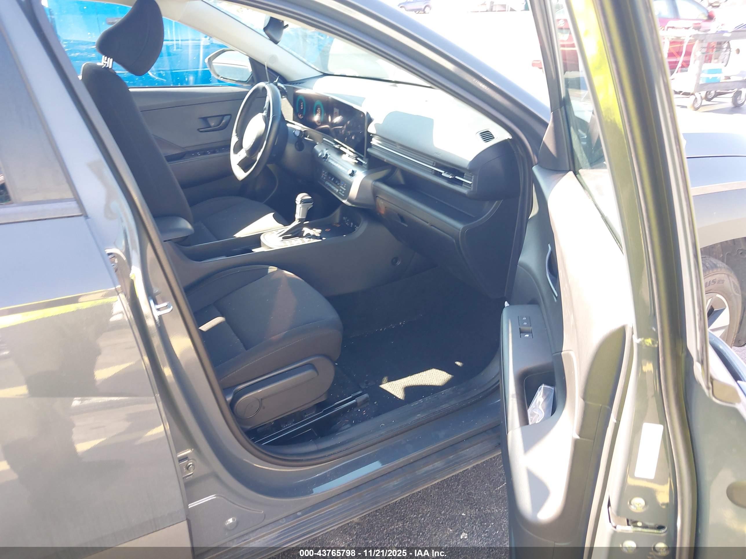 HYUNDAI KONA image 5