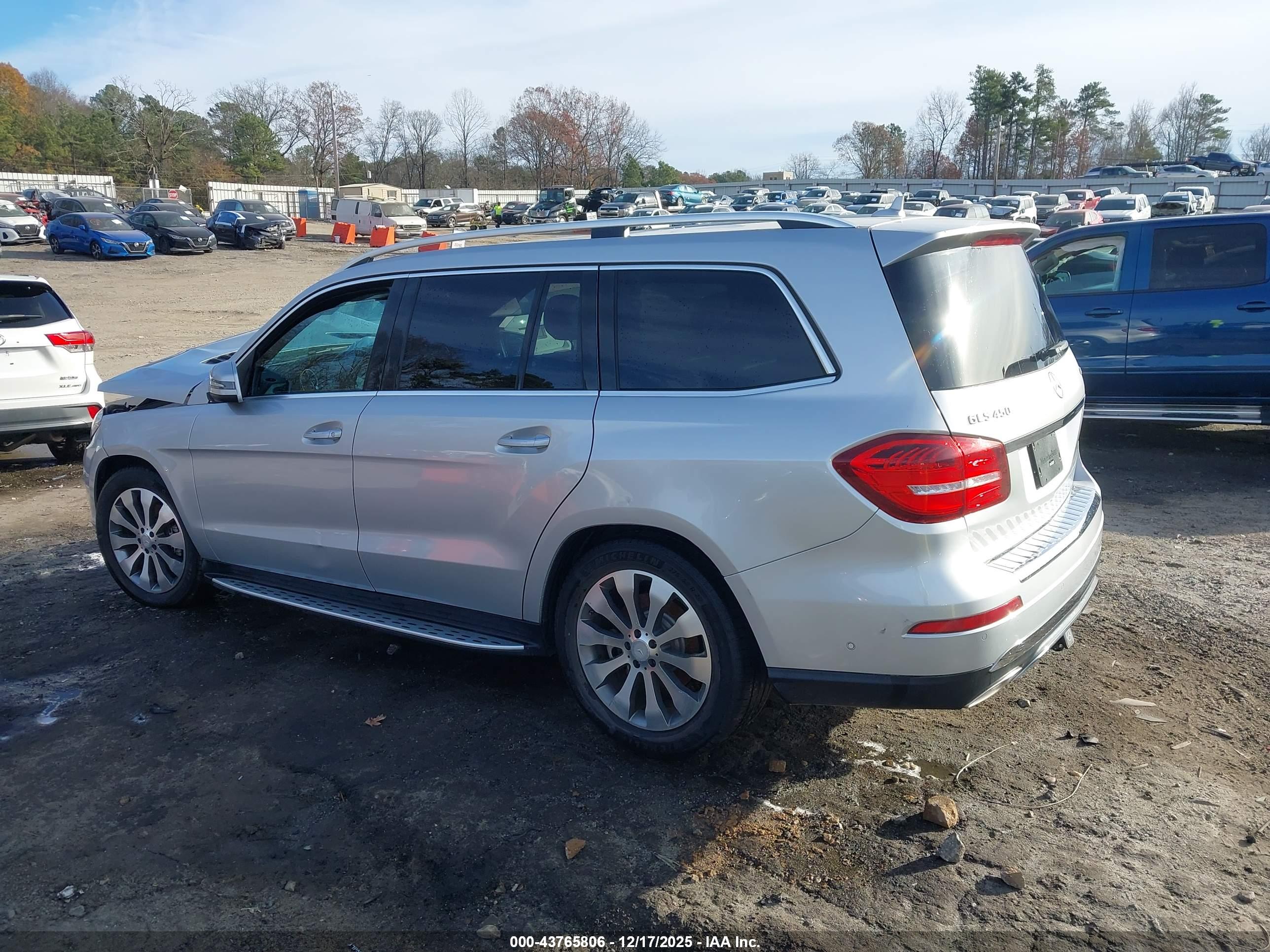 MERCEDES-BENZ GLS image 3