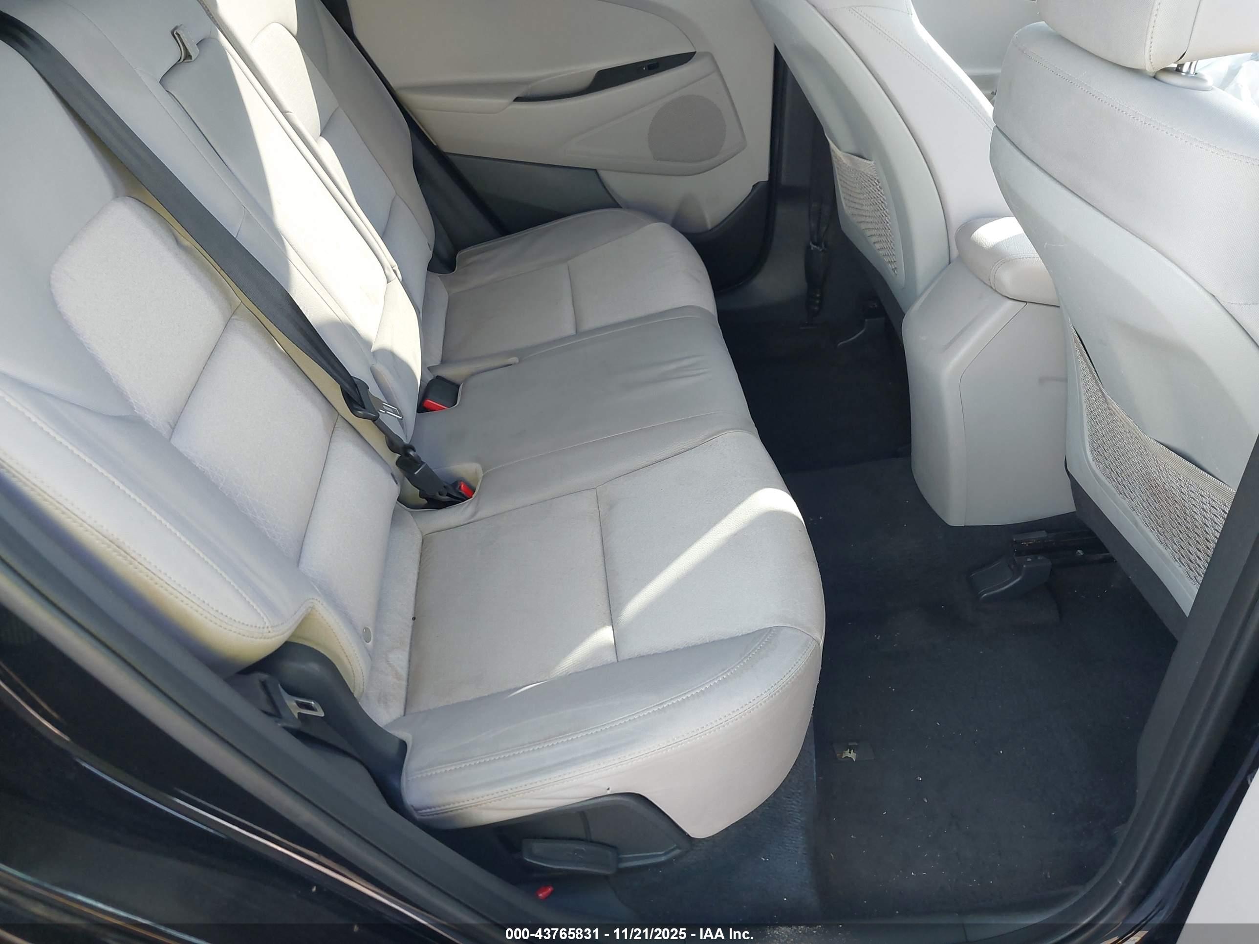 HYUNDAI TUCSON image 8