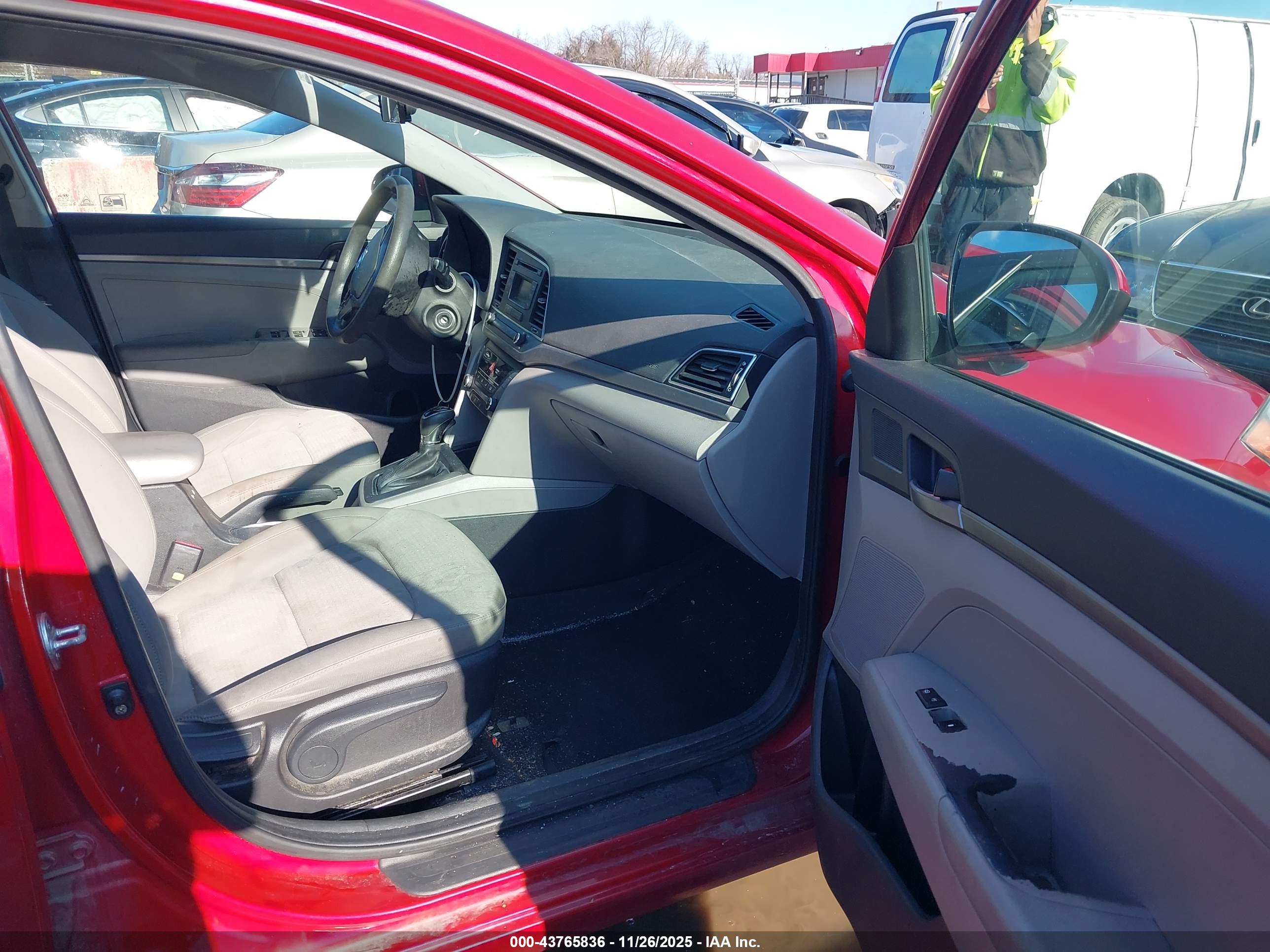 HYUNDAI ELANTRA image 5