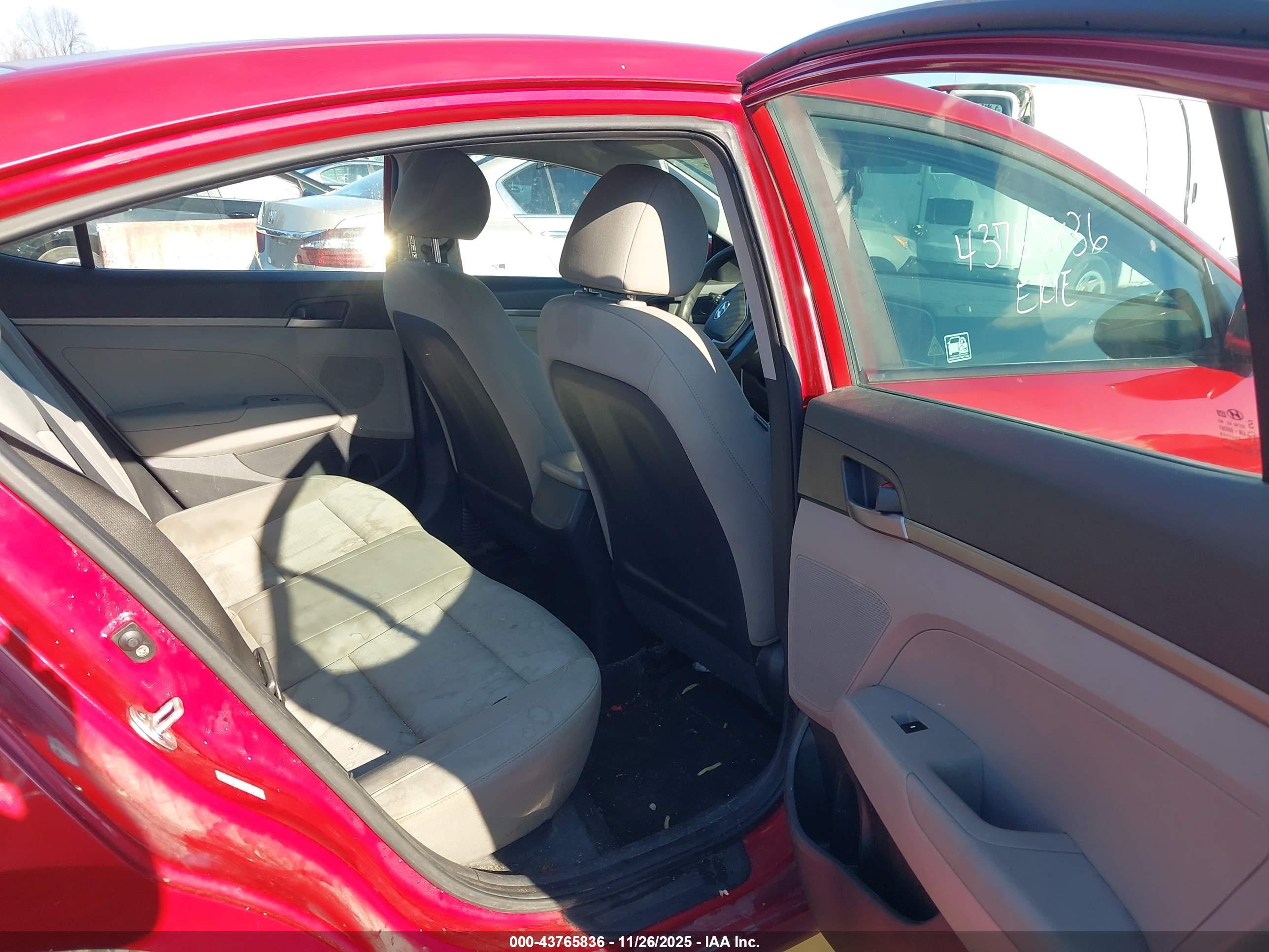 HYUNDAI ELANTRA image 8