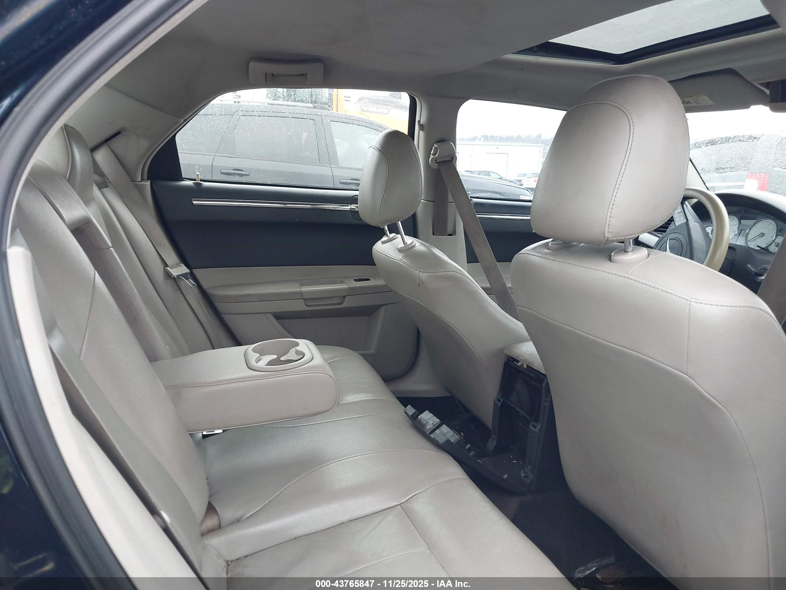 CHRYSLER 300 image 8