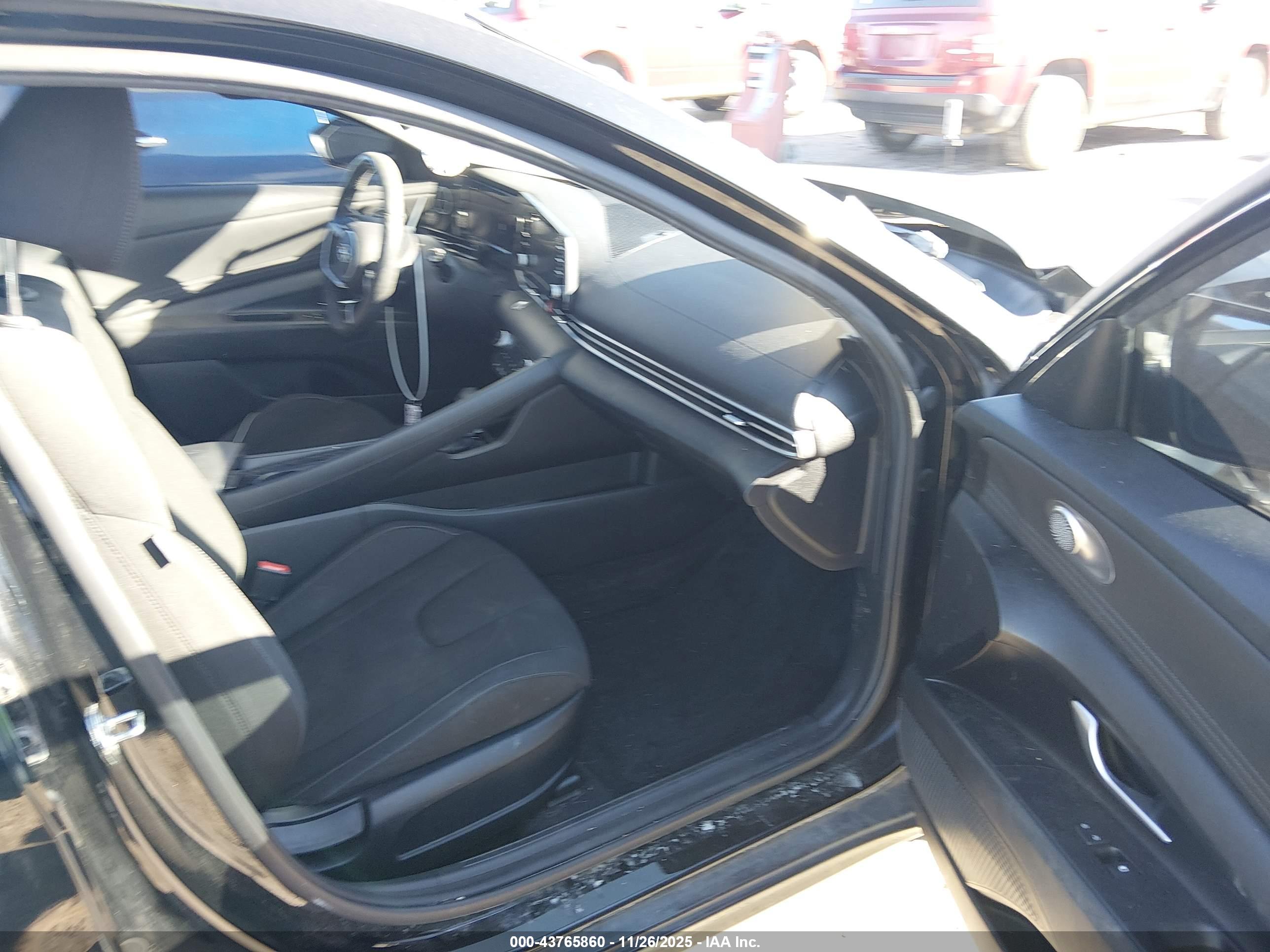 HYUNDAI ELANTRA image 5