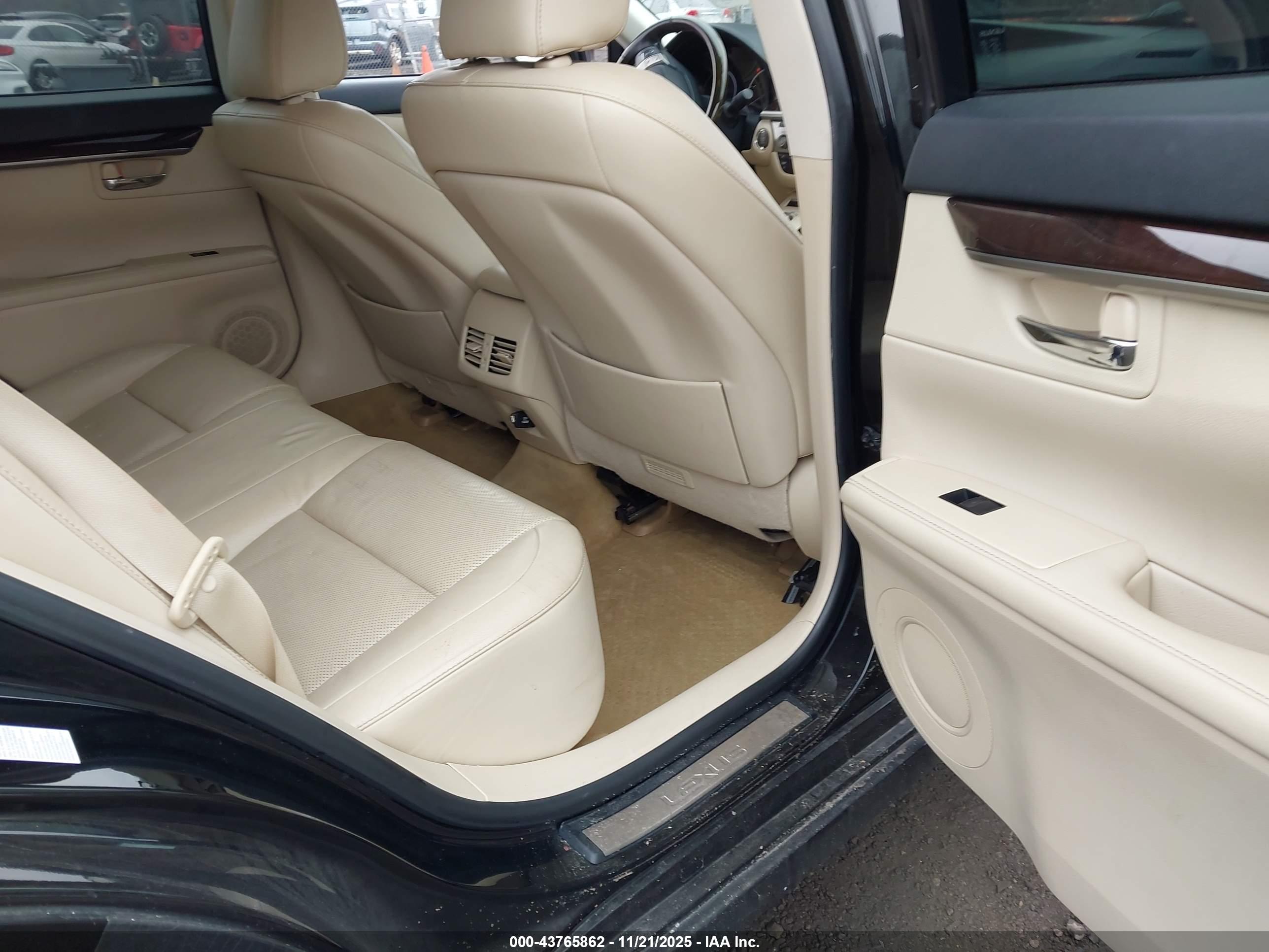 LEXUS ES image 8