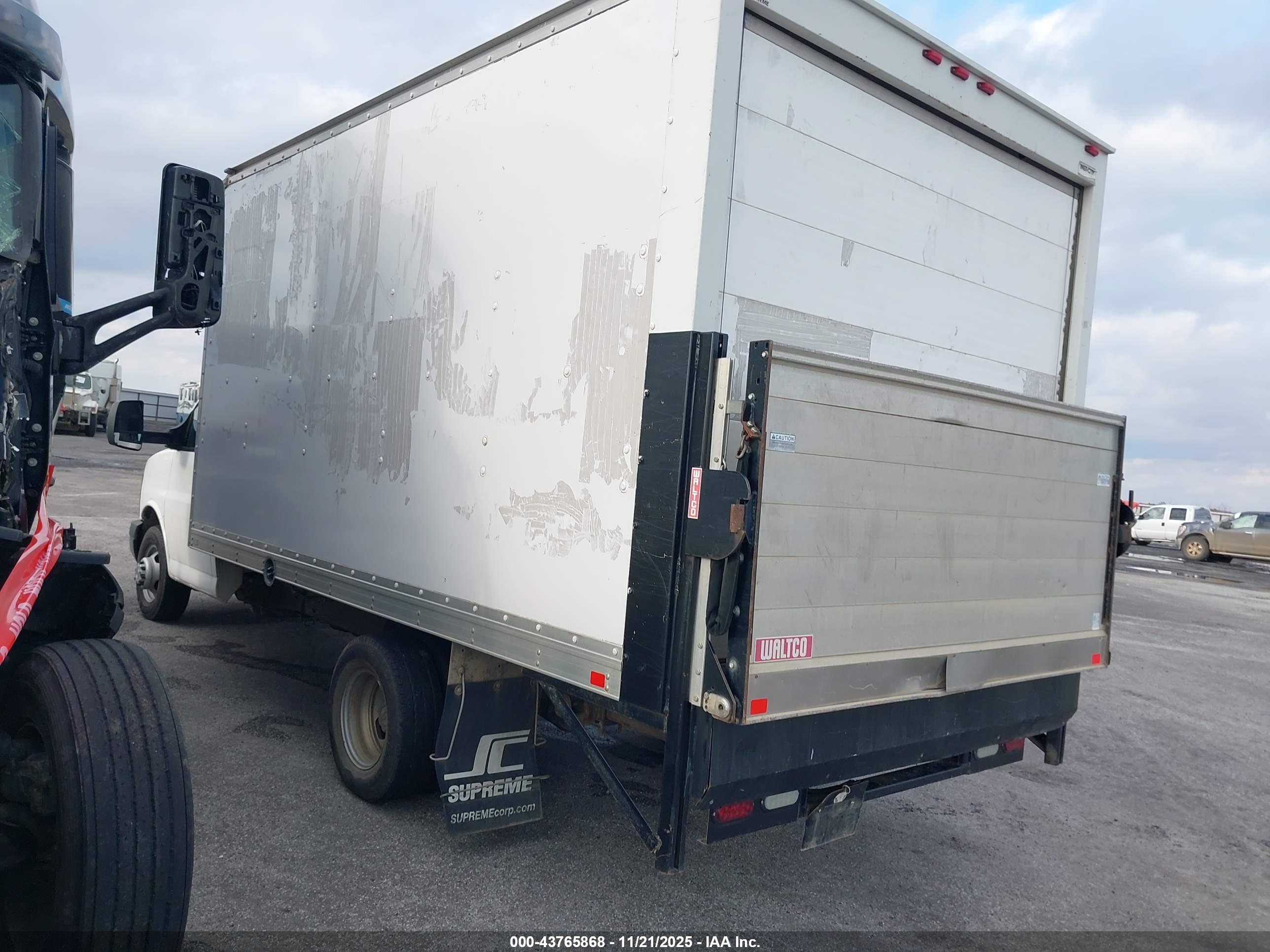 CHEVROLET EXPRESS image 3