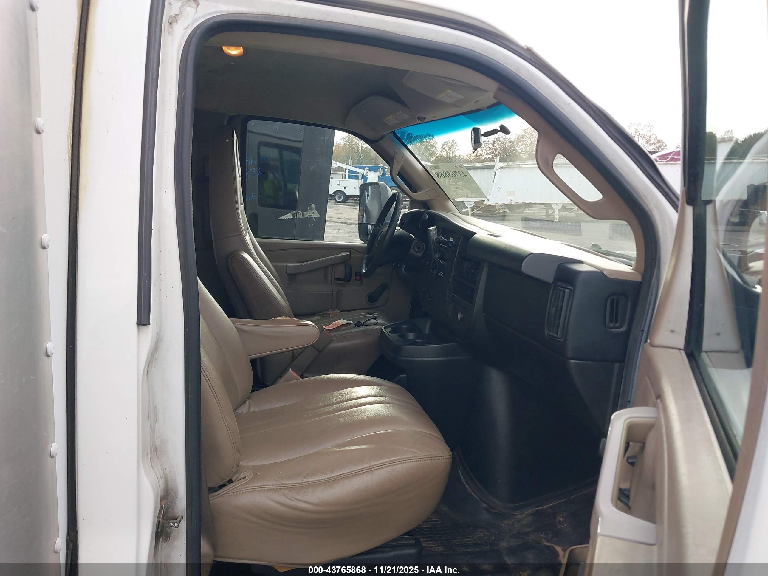CHEVROLET EXPRESS image 7