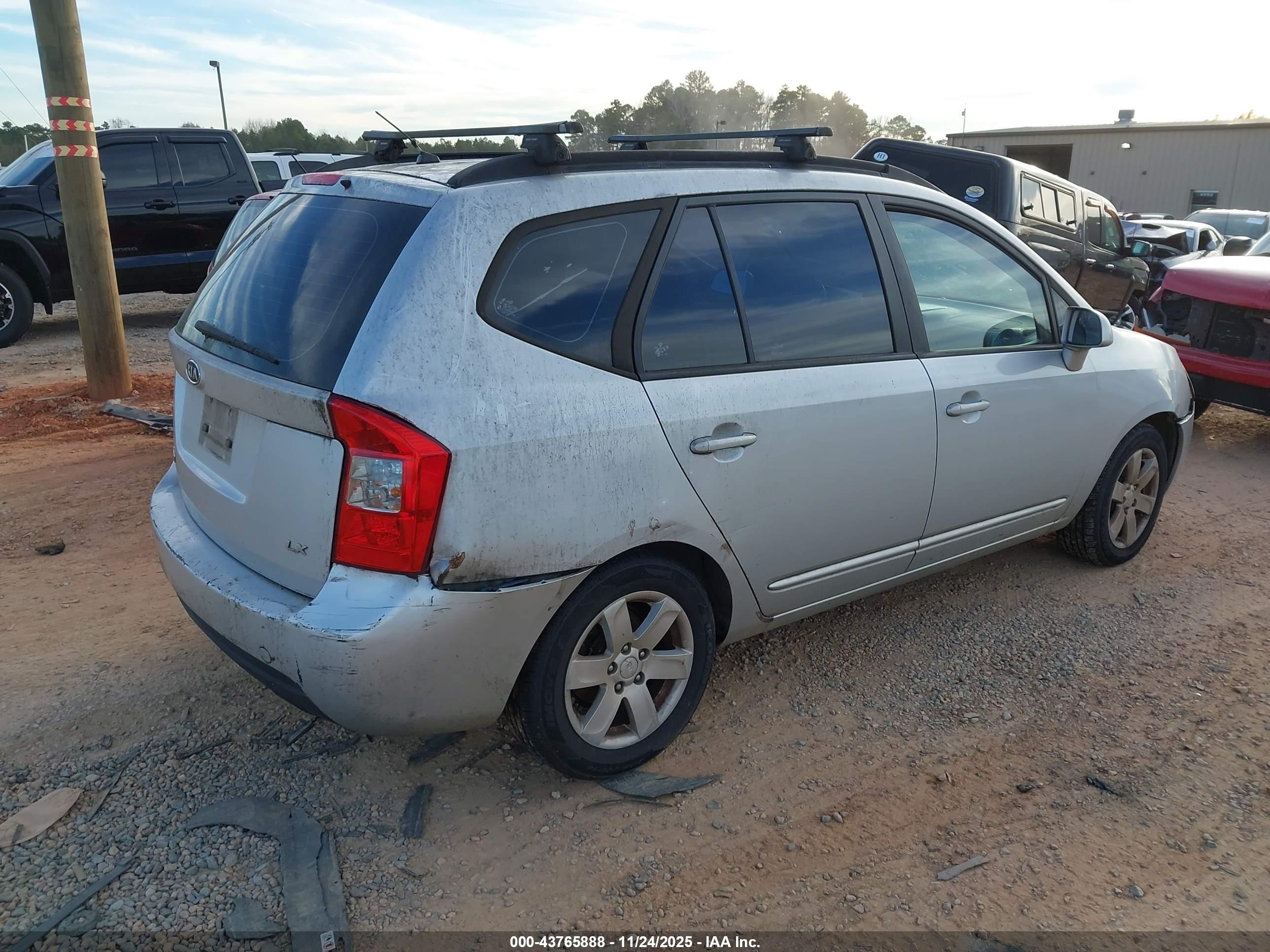 KIA RONDO image 4