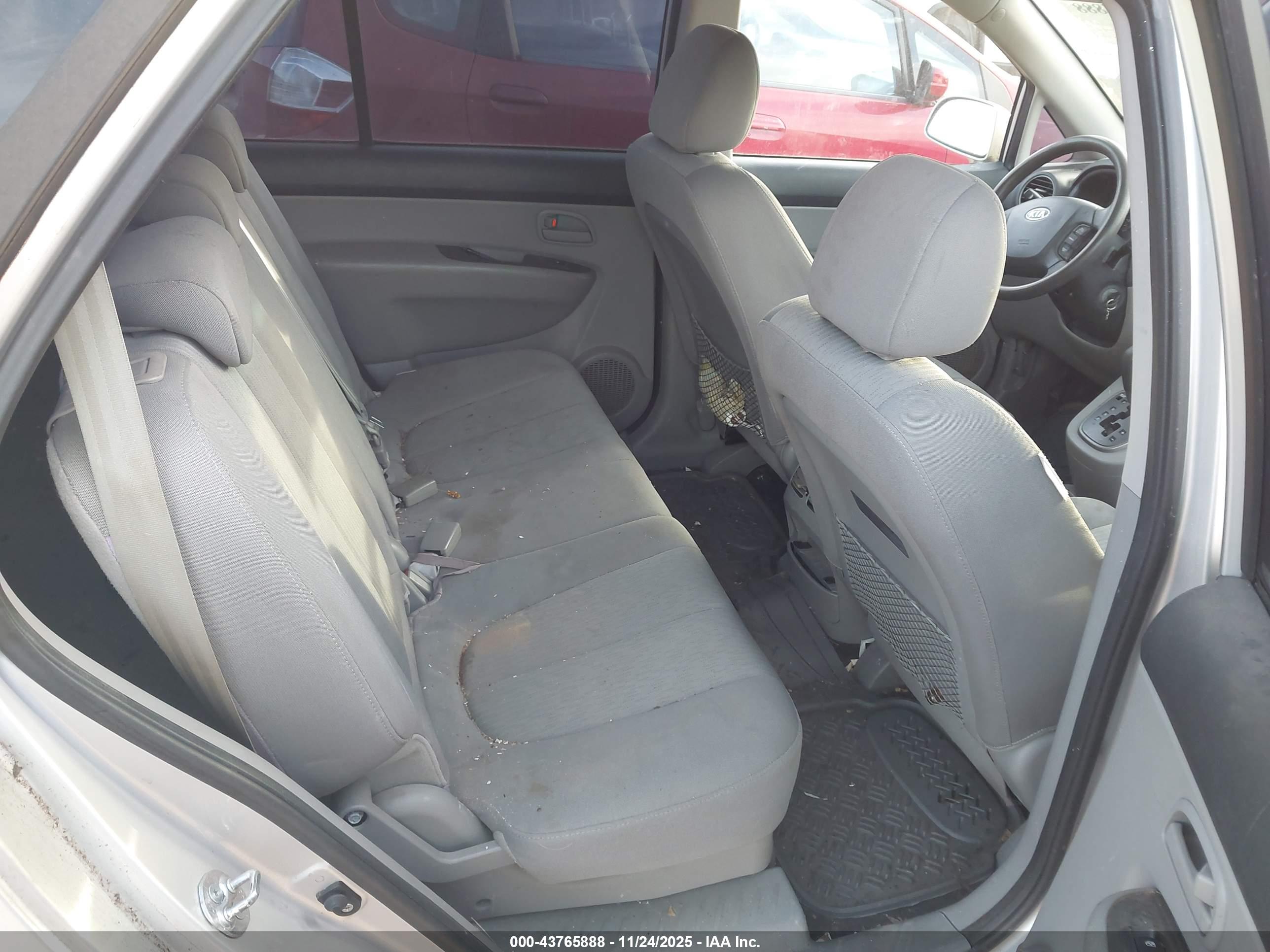 KIA RONDO image 8