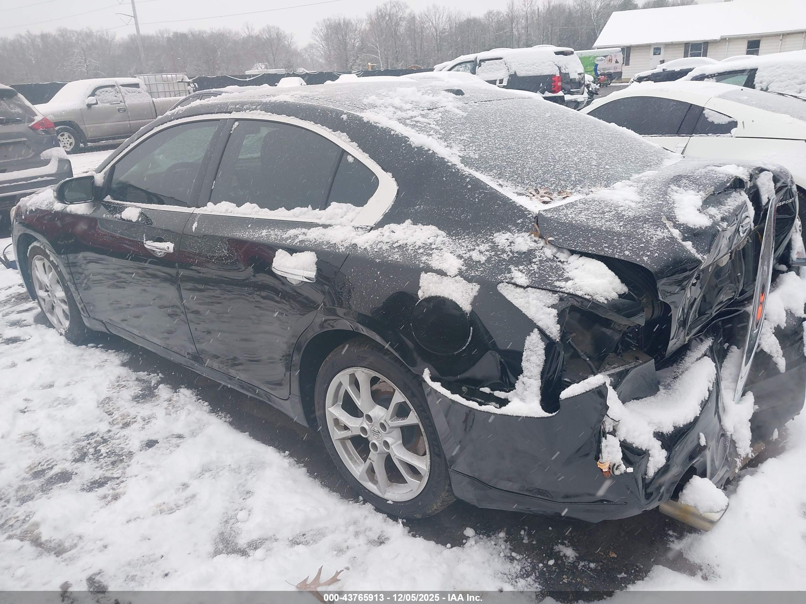 NISSAN MAXIMA image 3