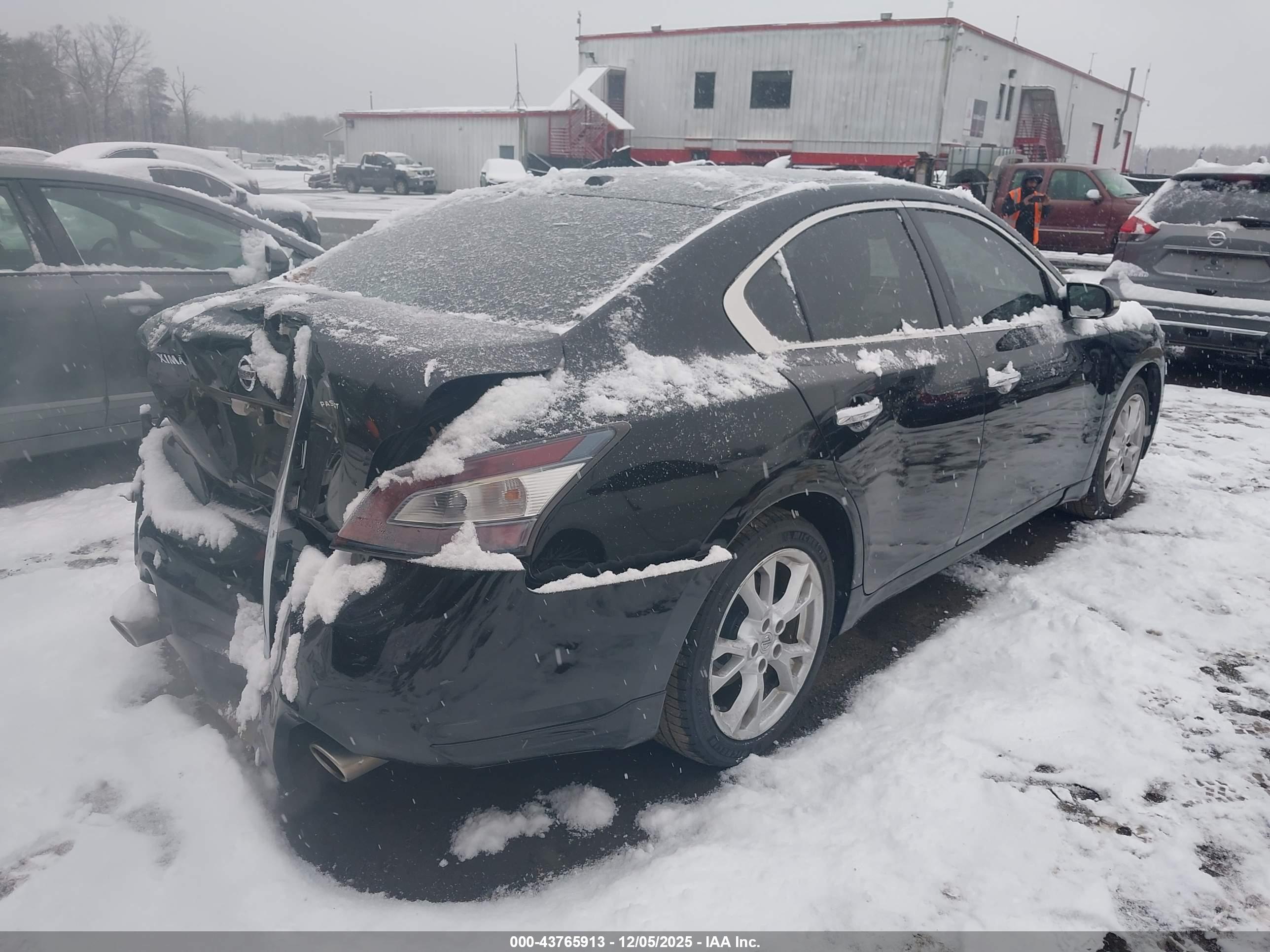 NISSAN MAXIMA image 4
