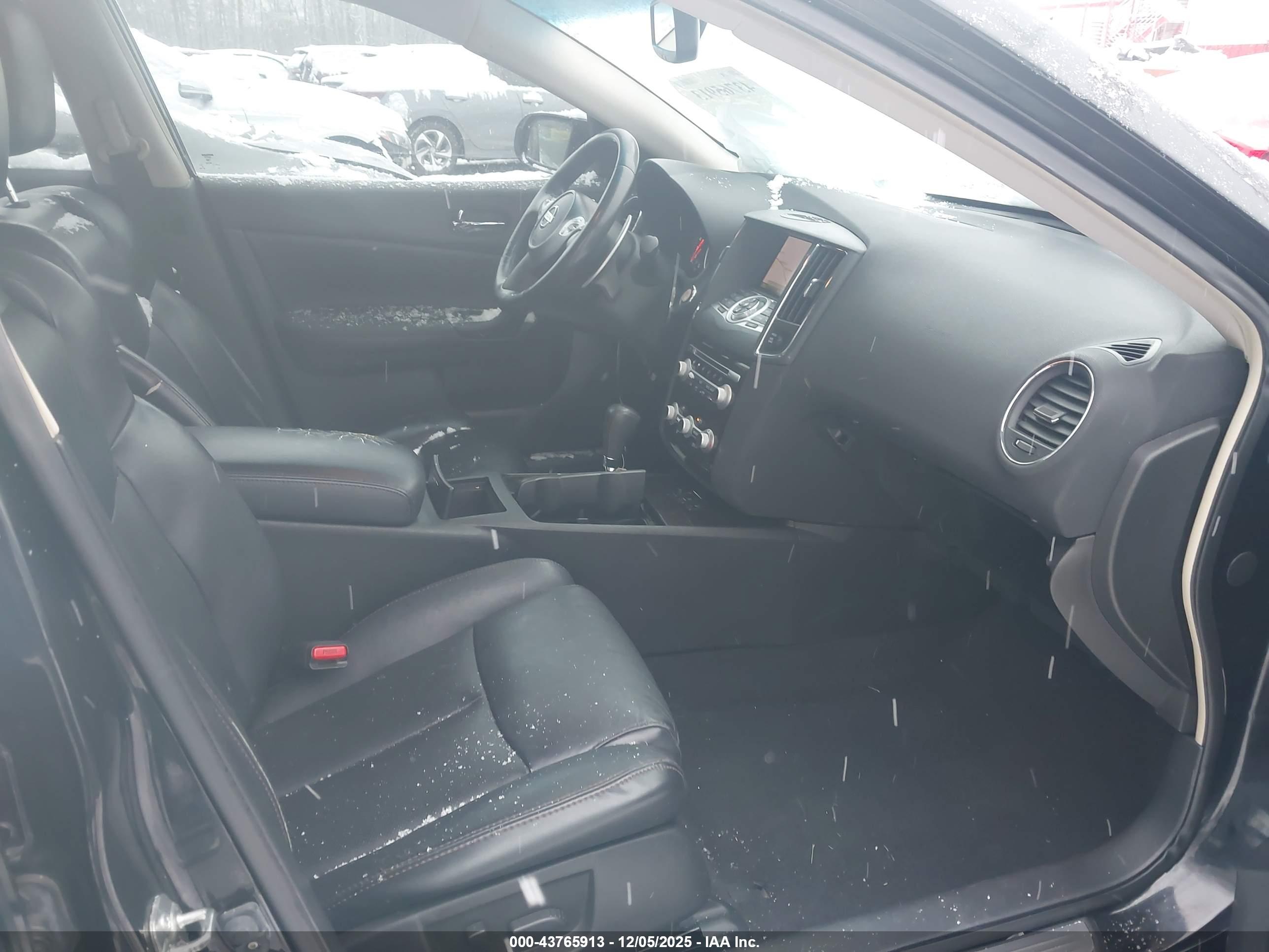 NISSAN MAXIMA image 5