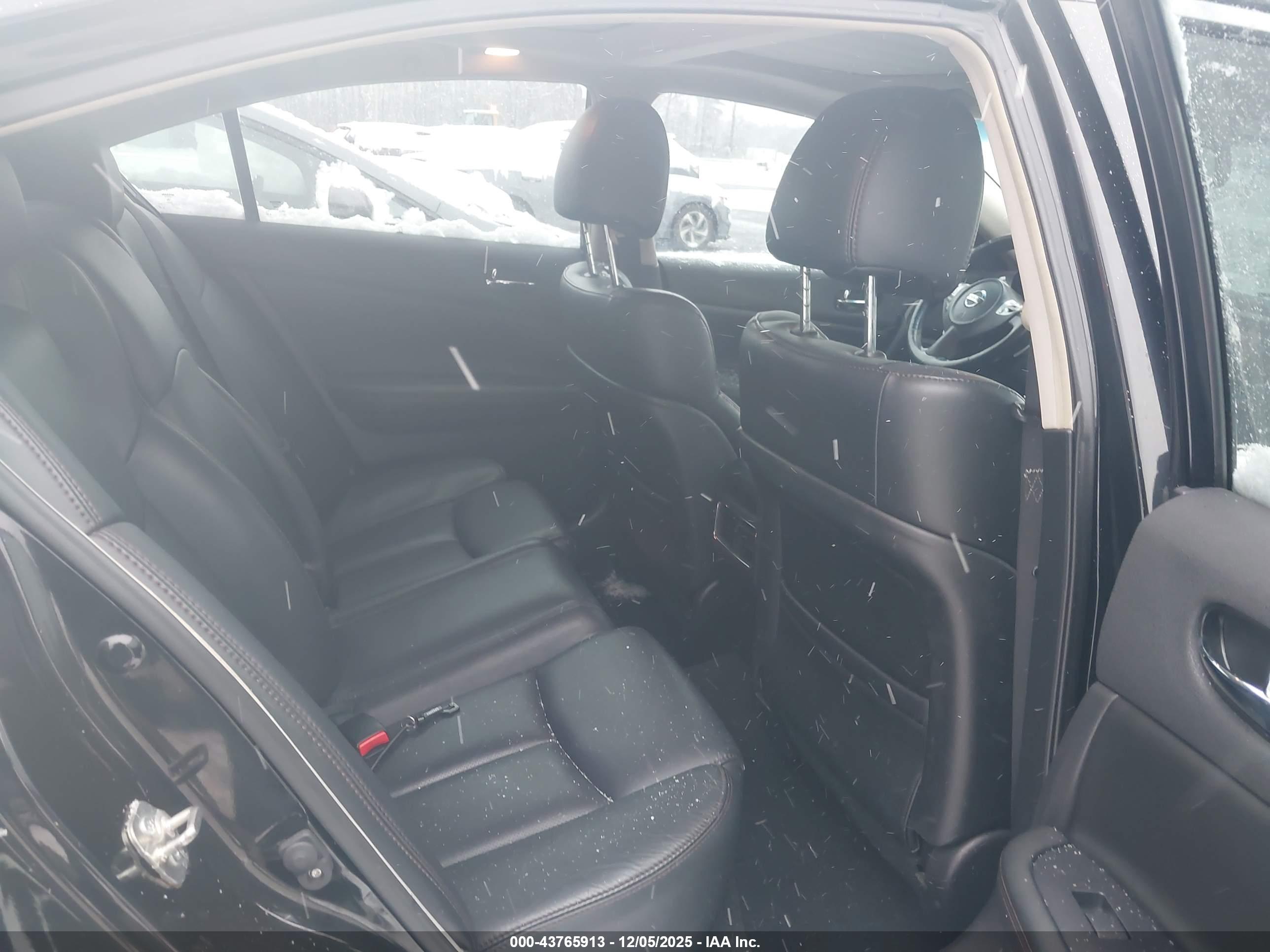NISSAN MAXIMA image 8