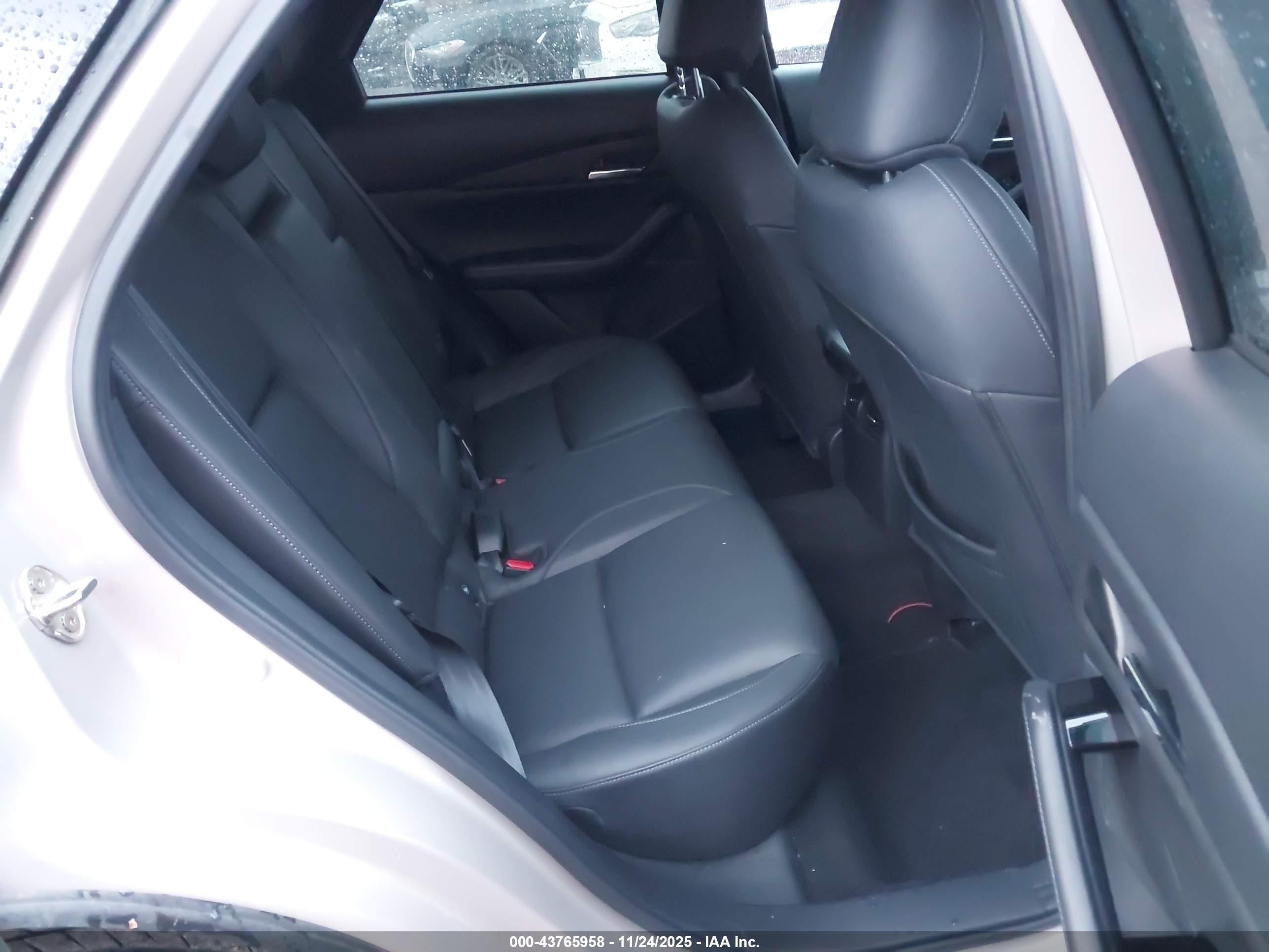 MAZDA CX-30 image 8