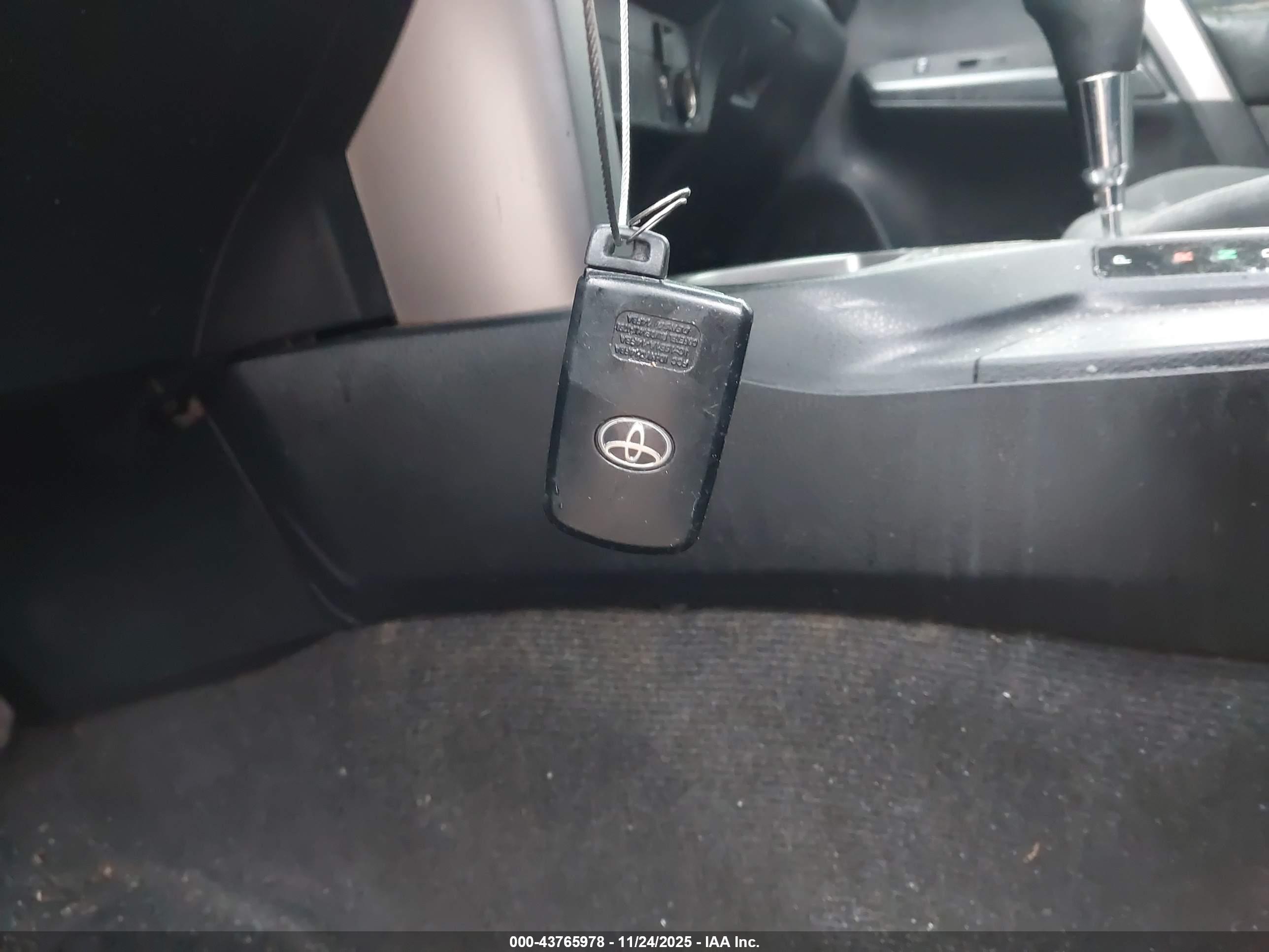 TOYOTA RAV4 image 11