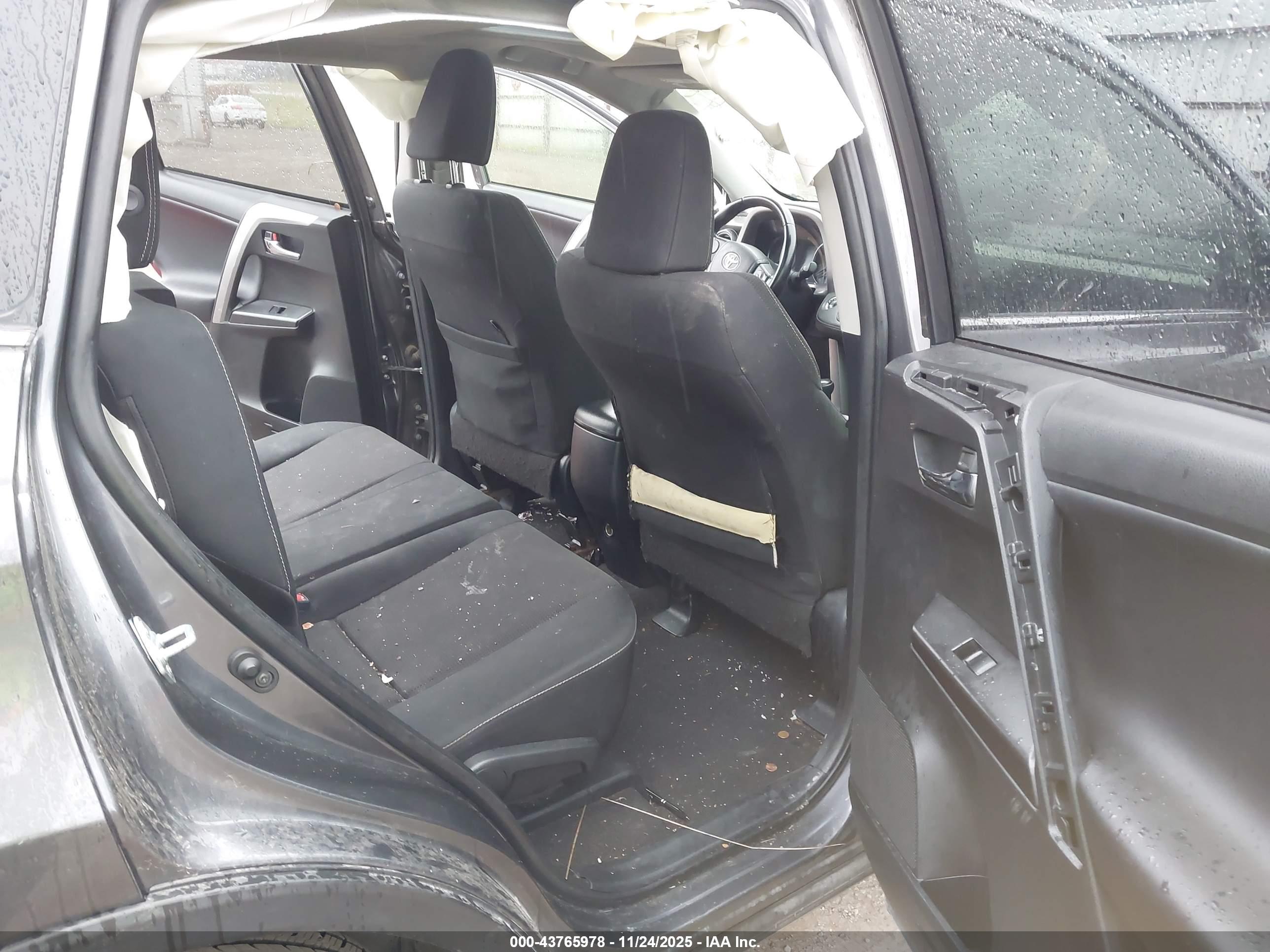TOYOTA RAV4 image 8