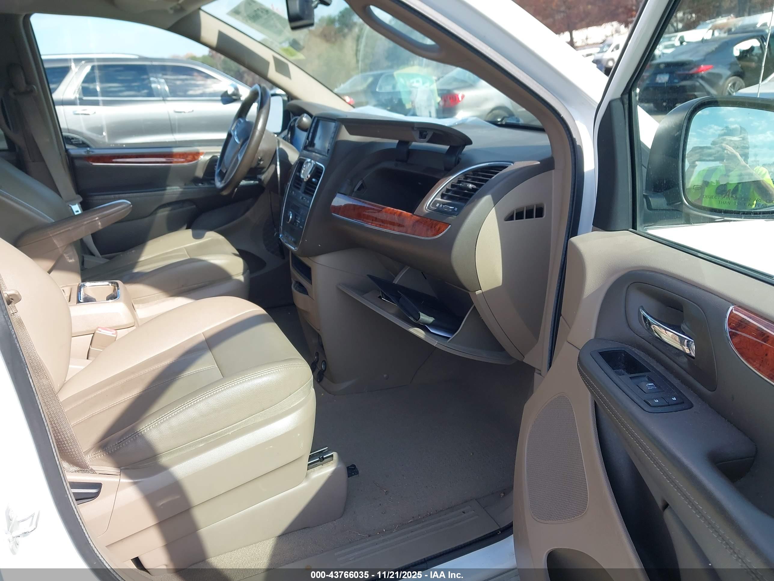 CHRYSLER TOWN image 5