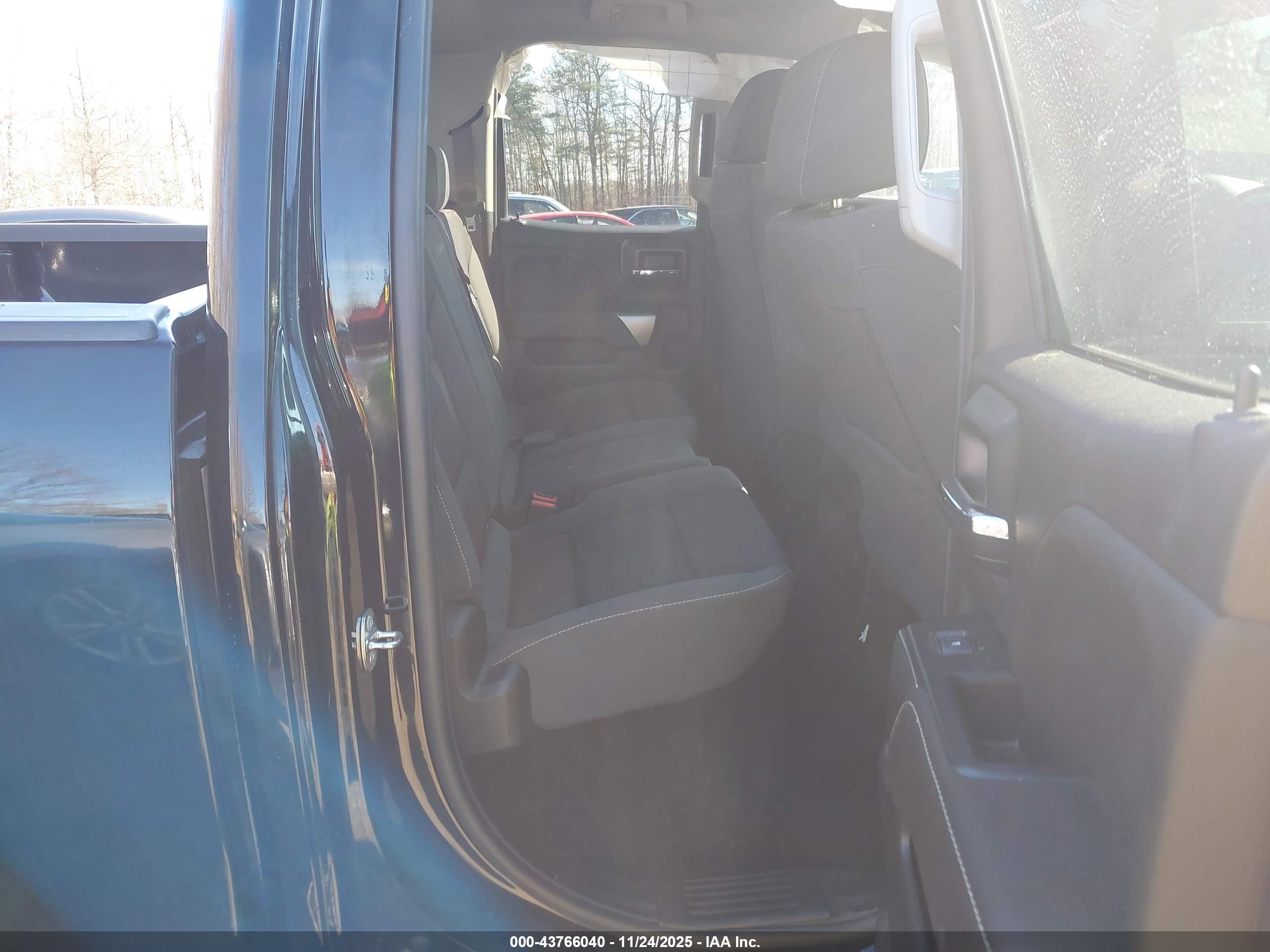 CHEVROLET SILVERADO image 8