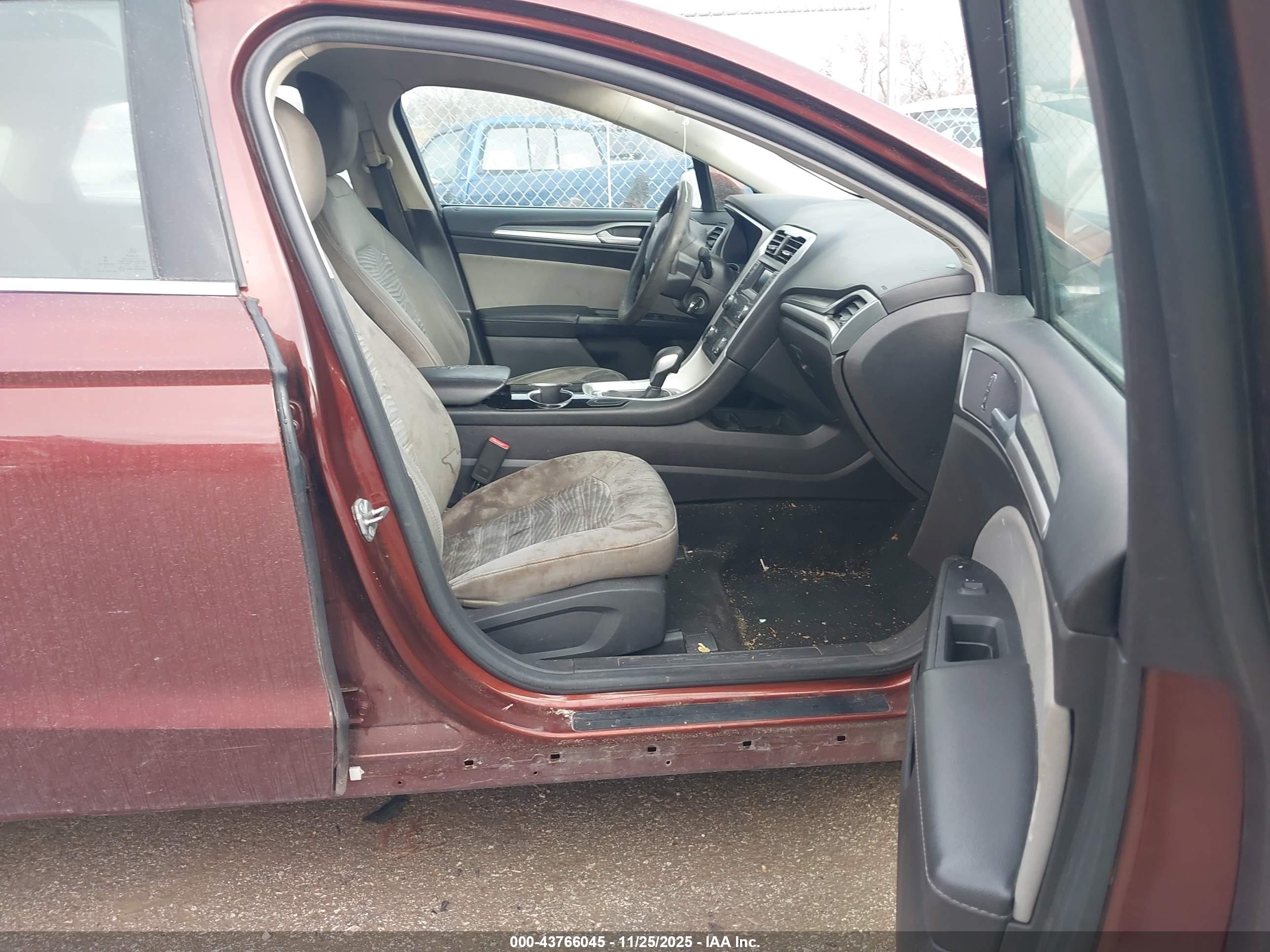 FORD FUSION image 5