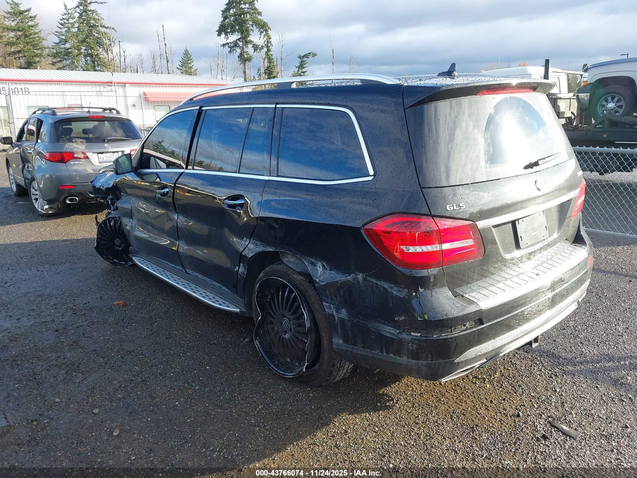 MERCEDES-BENZ GLS image 3