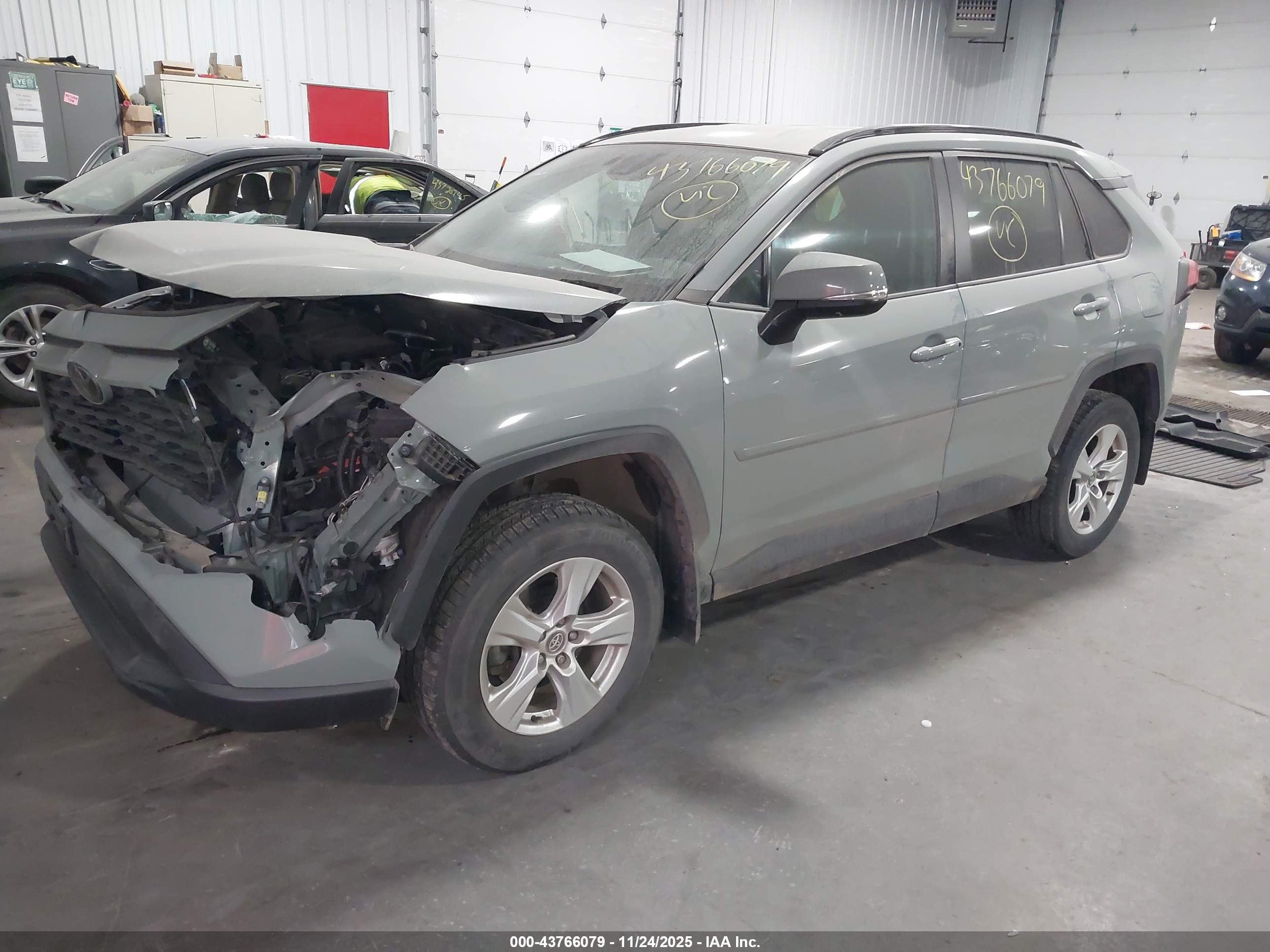 TOYOTA RAV4 image 2