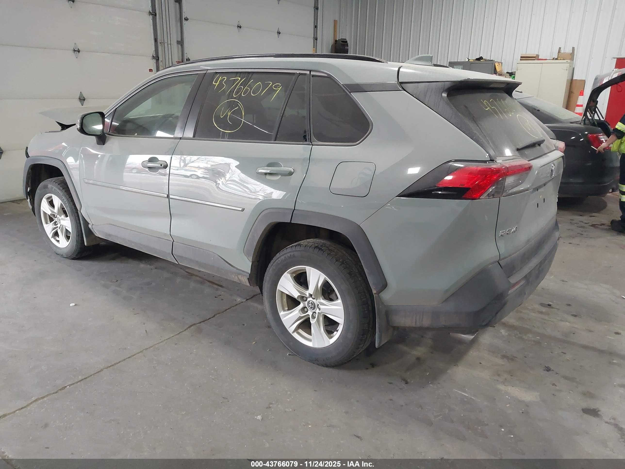 TOYOTA RAV4 image 3