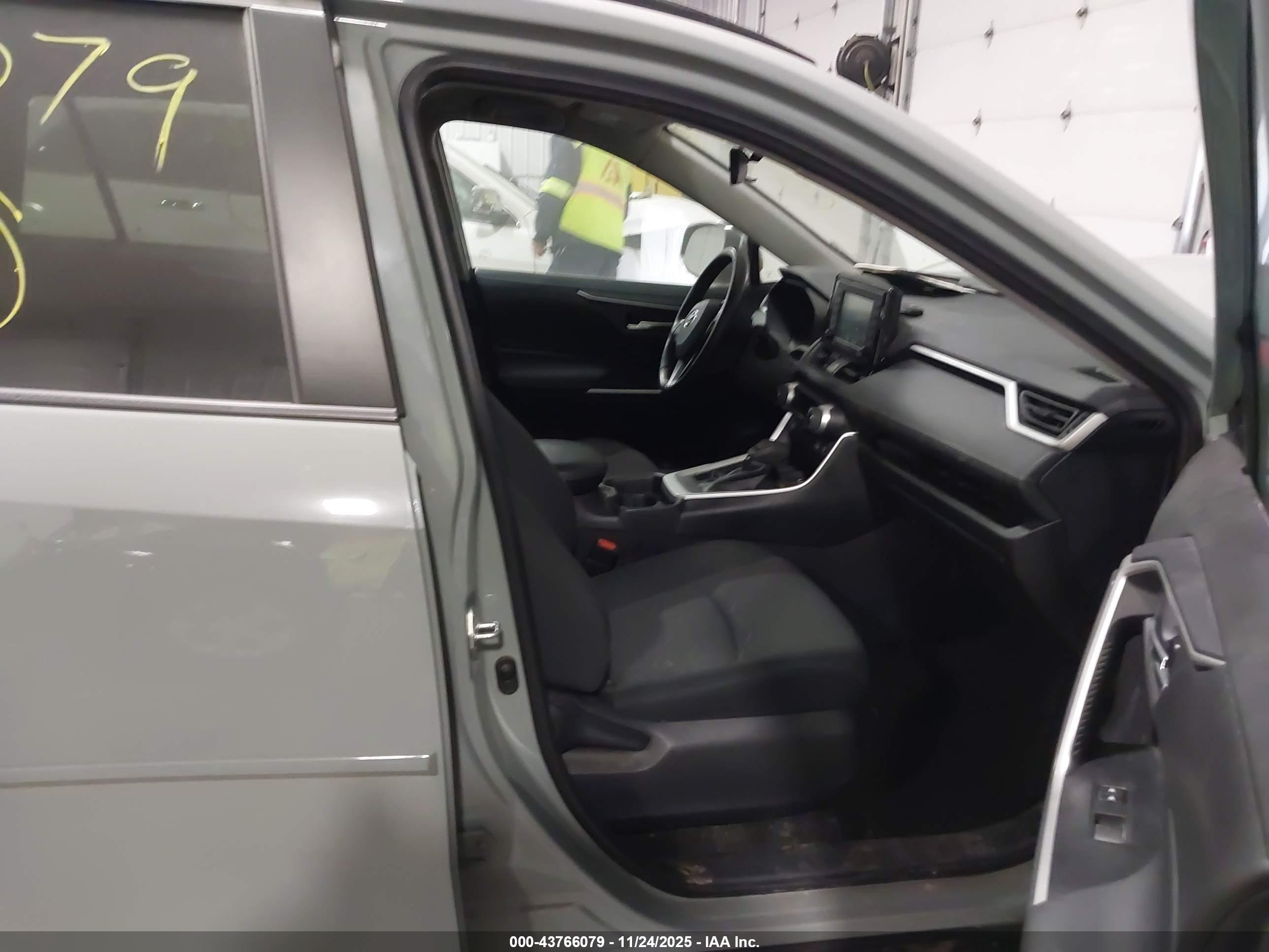 TOYOTA RAV4 image 5