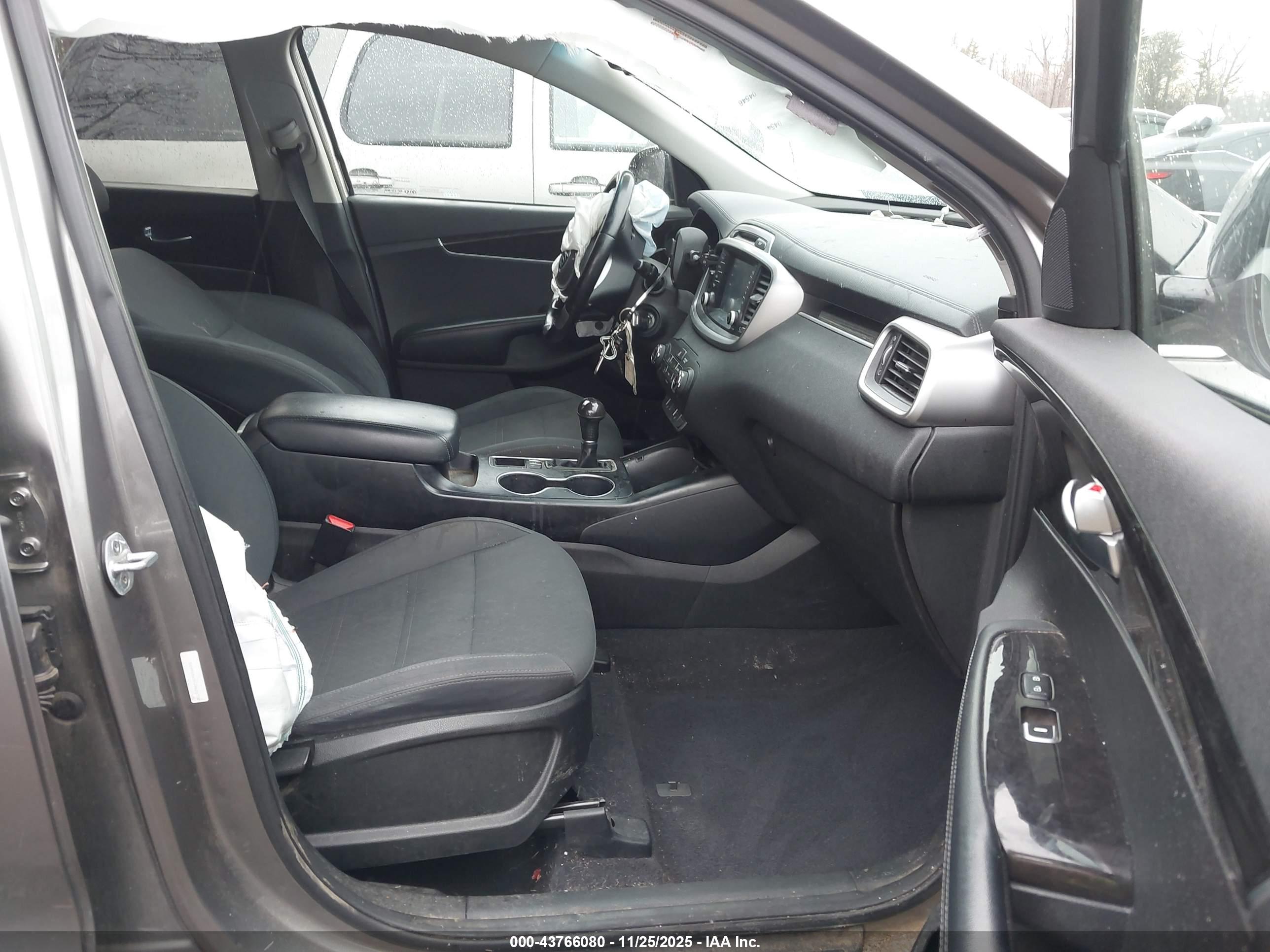 KIA SORENTO image 5