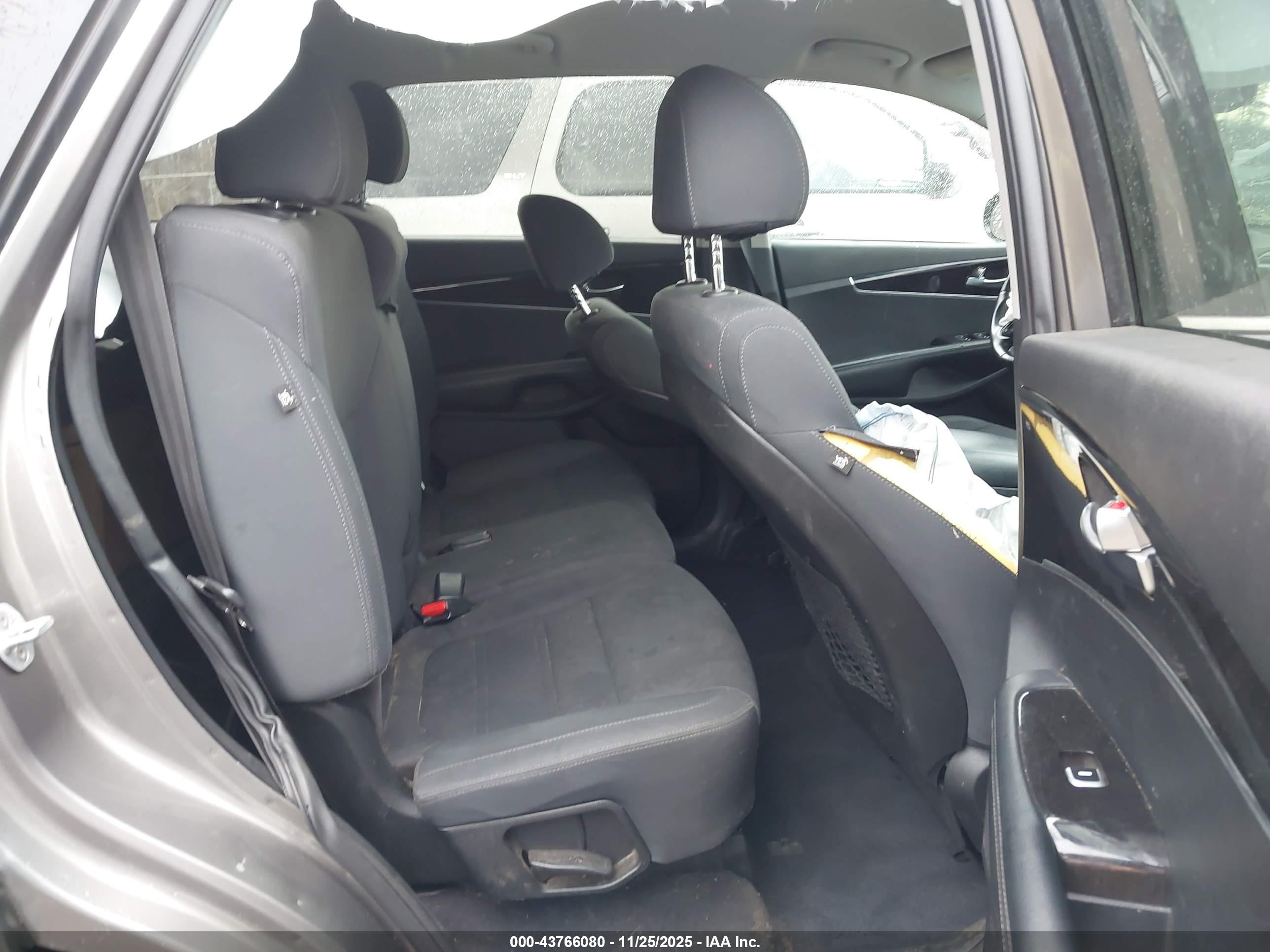 KIA SORENTO image 8
