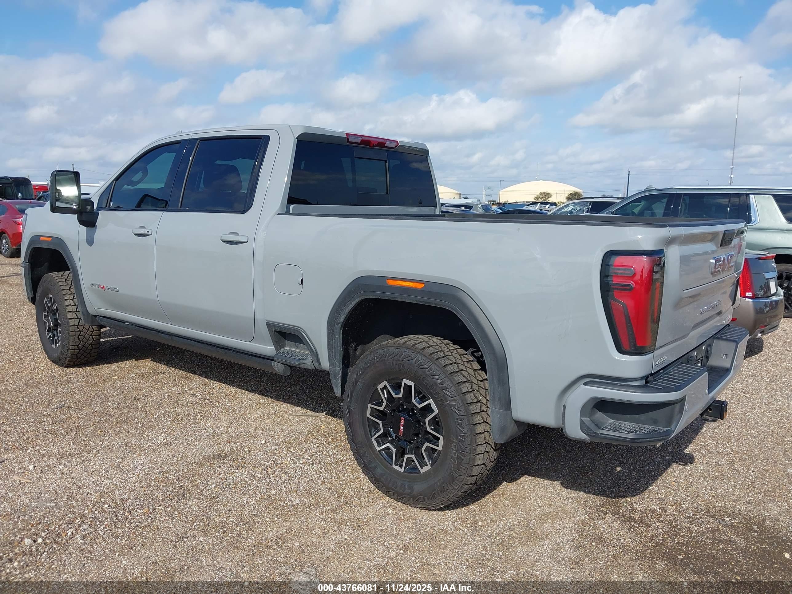 GMC SIERRA image 3