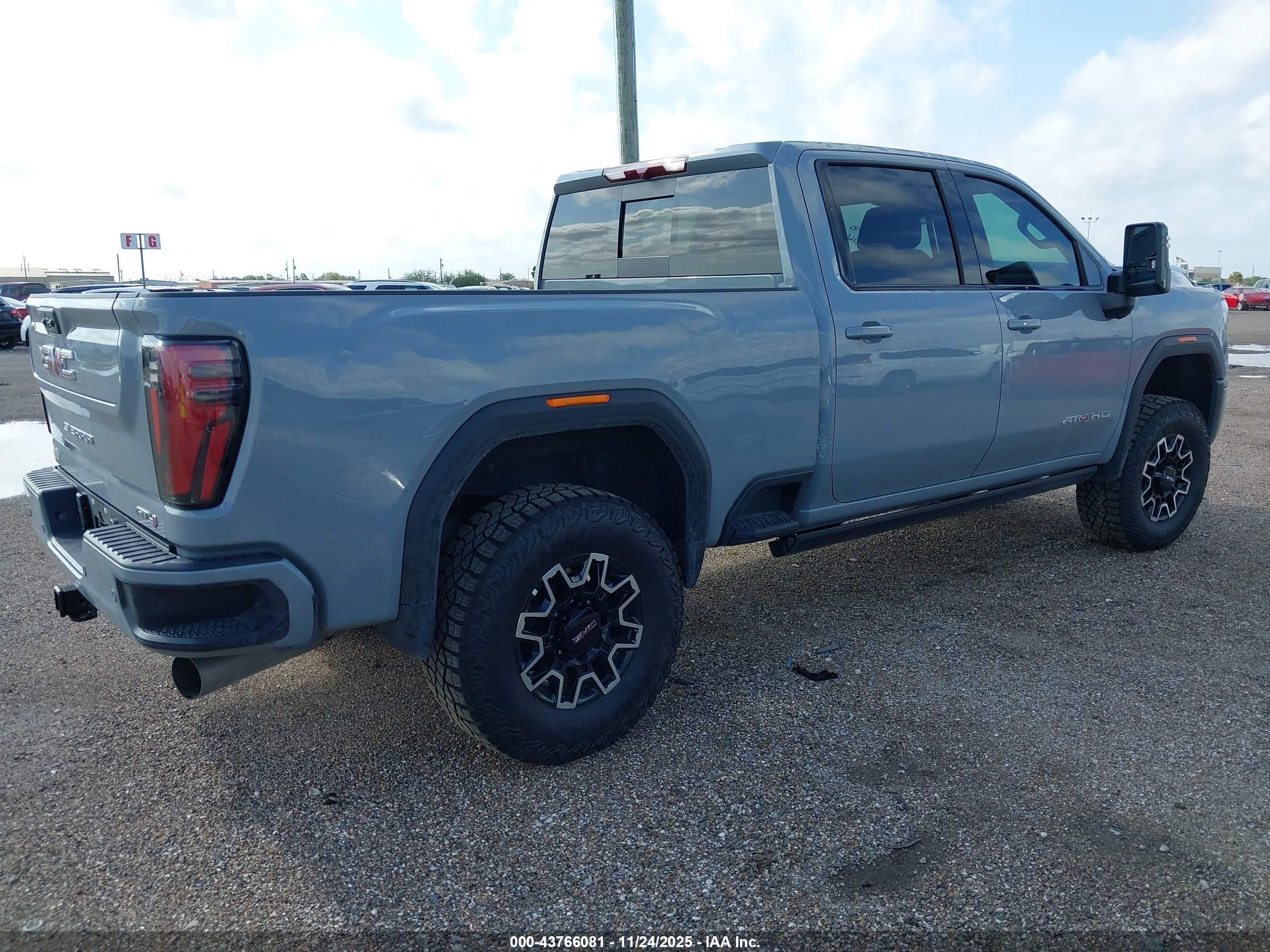 GMC SIERRA image 4