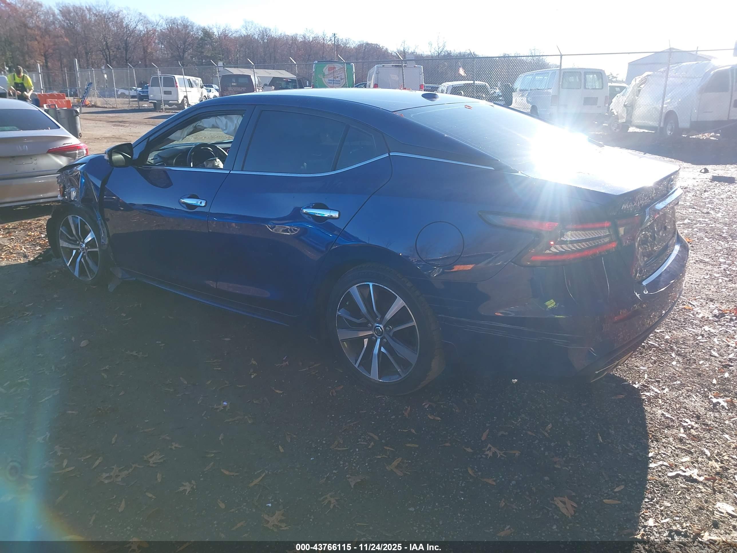 NISSAN MAXIMA image 3