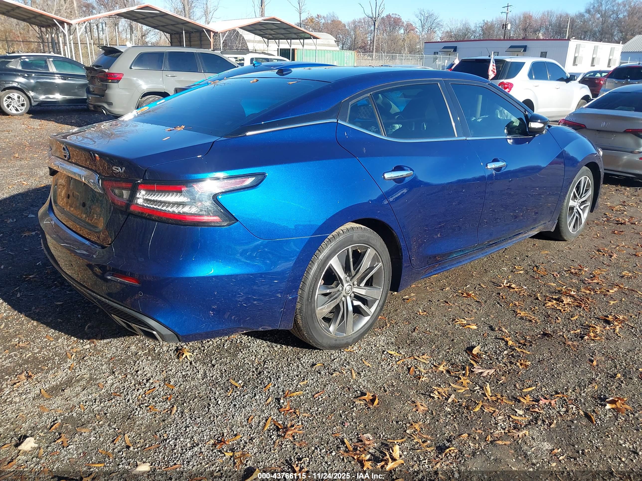 NISSAN MAXIMA image 4