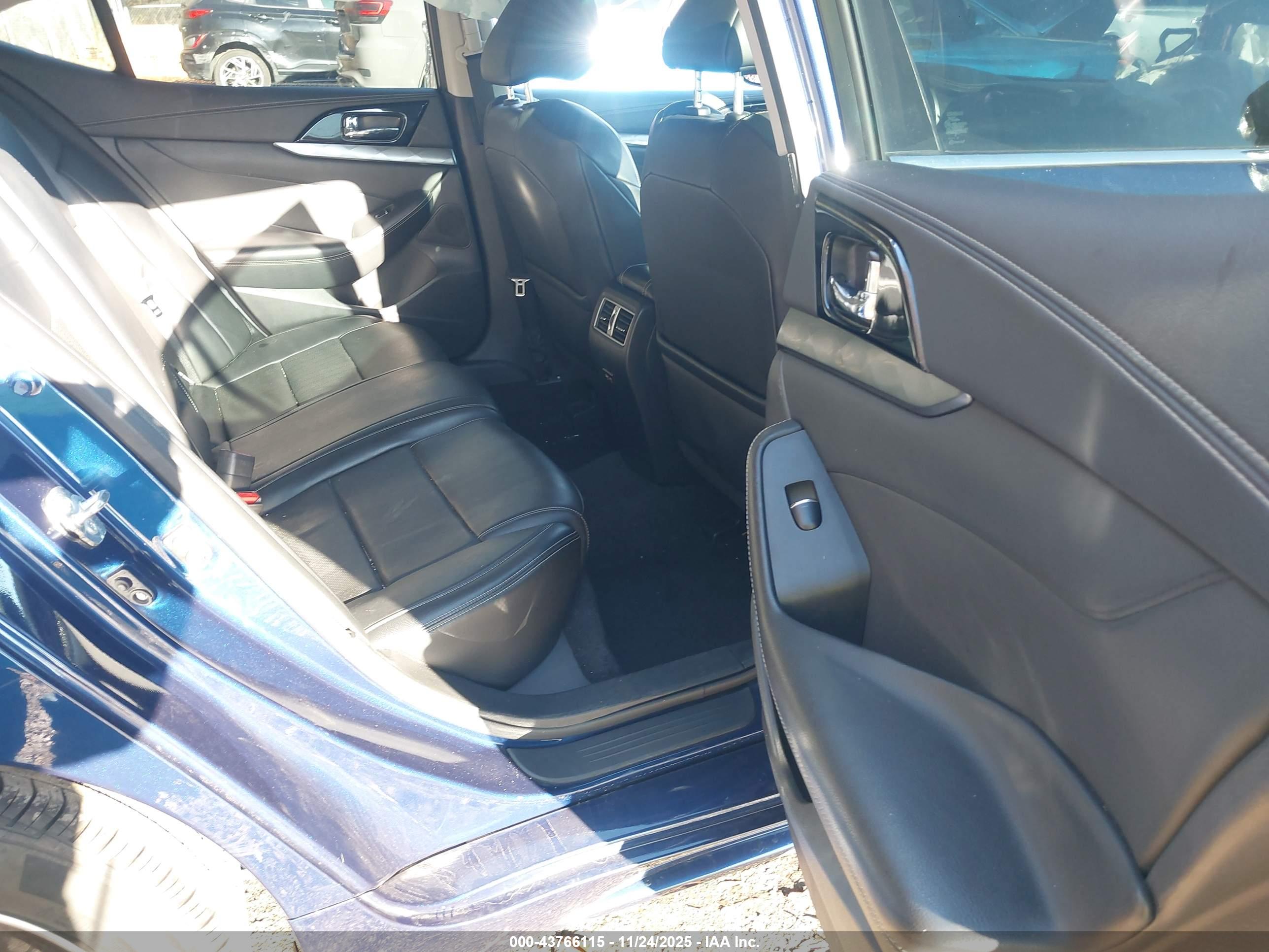 NISSAN MAXIMA image 8