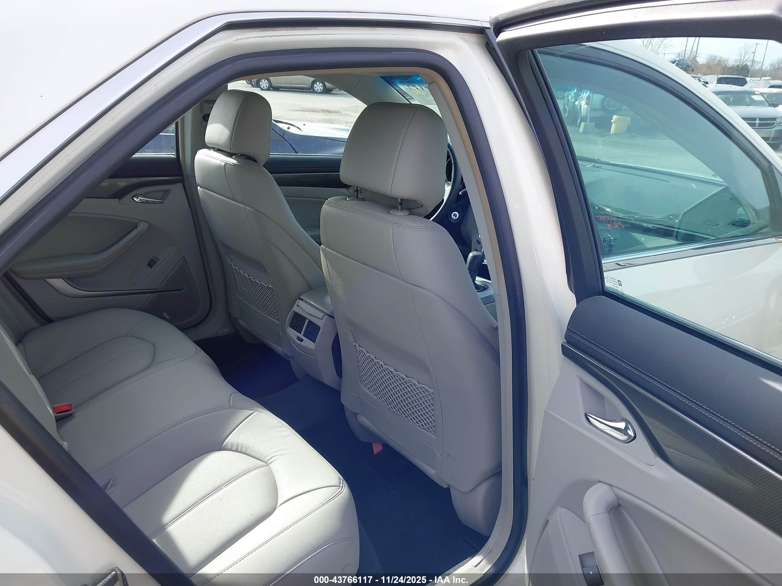 CADILLAC CTS image 8