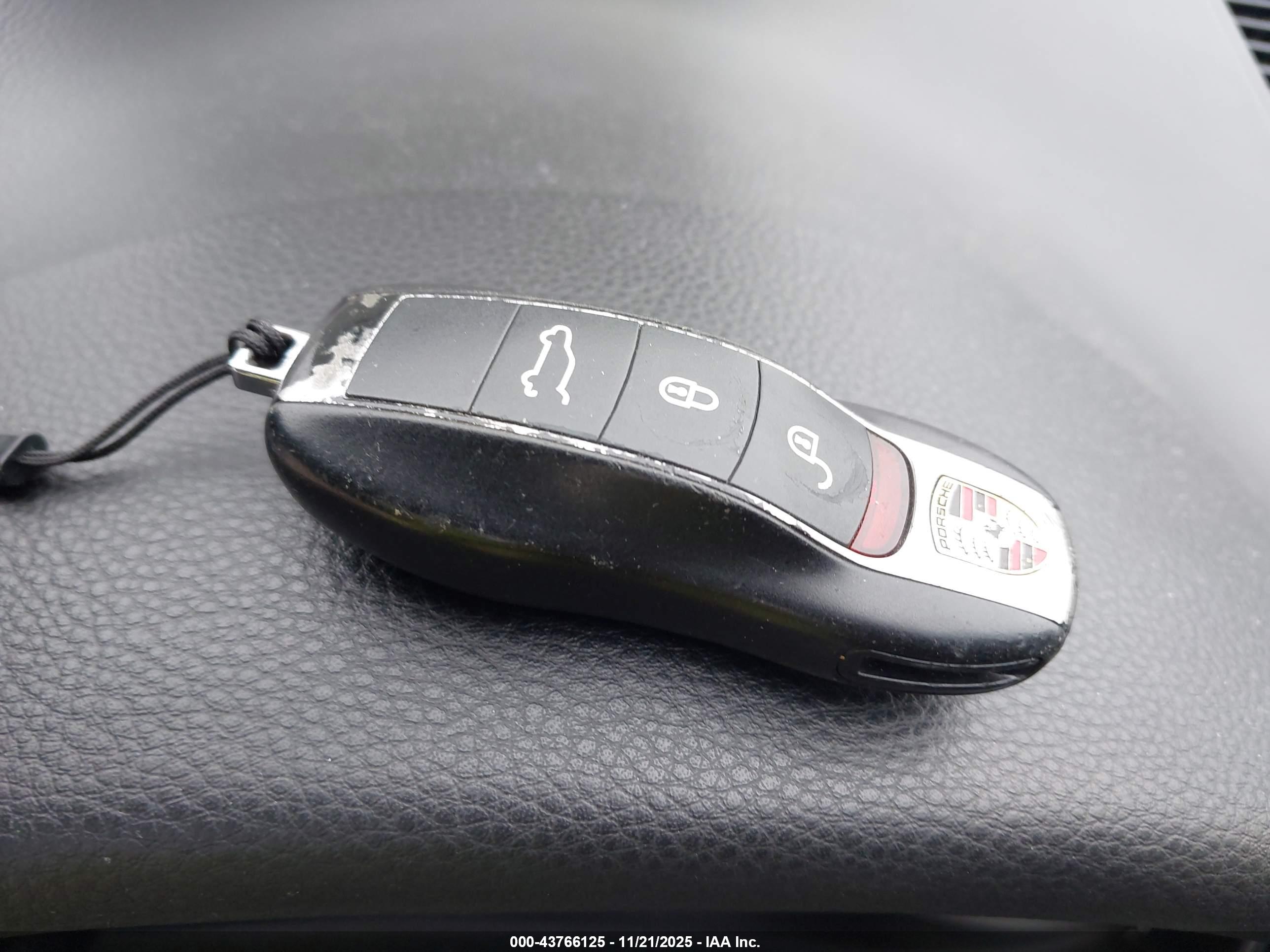 PORSCHE MACAN image 11
