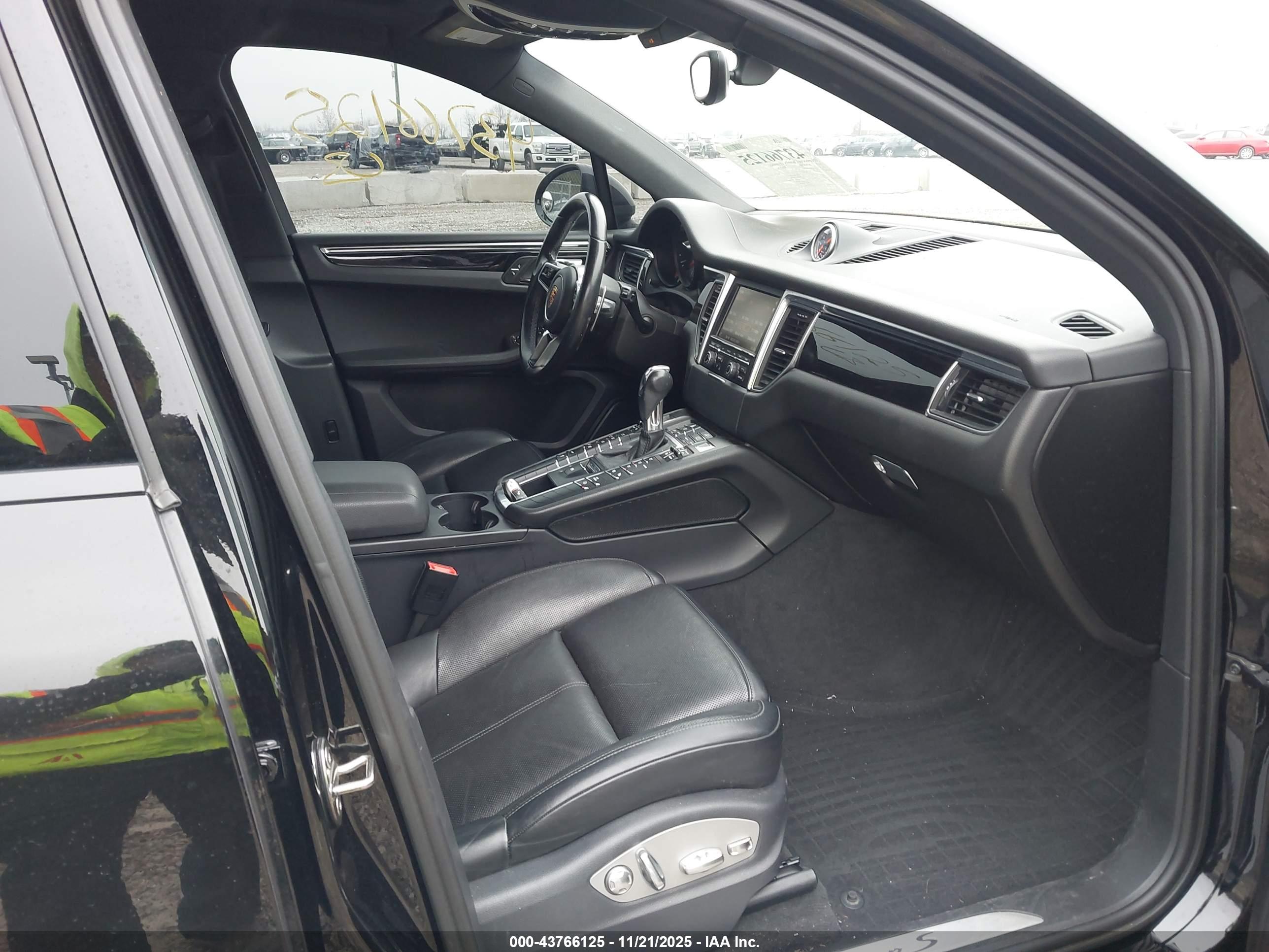 PORSCHE MACAN image 5