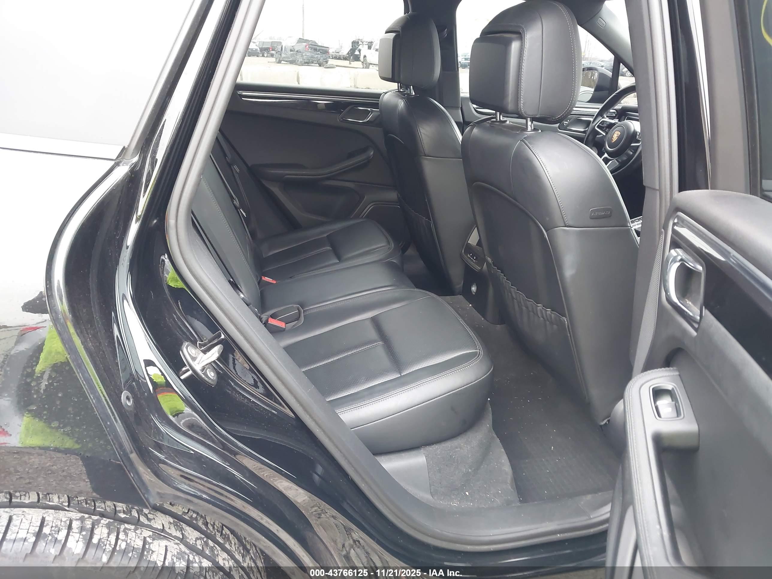 PORSCHE MACAN image 8